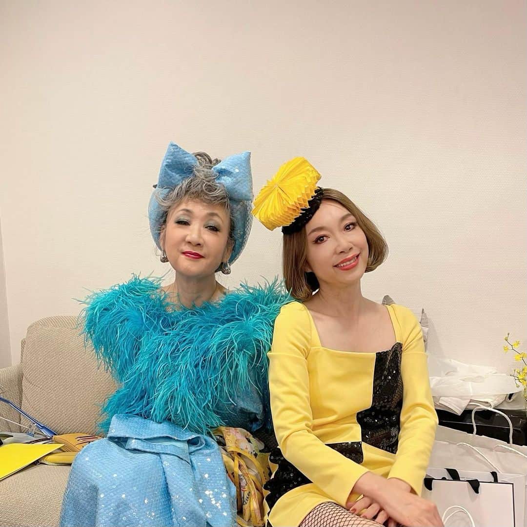 野宮真貴さんのインスタグラム写真 - (野宮真貴Instagram)「. 平山みきさんの50+2周年記念コンサート東京公演、素晴らしいステージでした! 彼女の52年間の歌手生活で歌い継いできた名曲の数々を、あの唯一無二の魅惑のヴォイスで次々に披露。 ステージは華やかなゲストが、みきさんの大好きな世界を作り上げ、その中で歌う彼女はとても幸せそうでした✨ アンコールは、代表曲「真夏の出来事」からラストは「グッドライフ」を歌い上げ、ステージ袖で聴いていた私は感動でウルウル🥹 今回私も参加させて頂き、筒美京平さんx橋本淳さんというゴールデンコンビの新曲をみきさんとデュエットという夢のような、いや、もしかして夢だったのか?夢でなければ、きっと近い将来皆さんにお届けできることでしょう😊 今回ご一緒して、歌手の先輩としてはもちろん、一人の女性としてチャーミングなみきさんの大ファンになりました。 大変お疲れ様でした! そして、これからもよろしくお願いします〜💕 #平山みき #mikihirayama #50周年 #プラス2周年 #50thAnniversary #コンサート #野宮真貴#missmakinomiya」6月10日 21時52分 - missmakinomiya