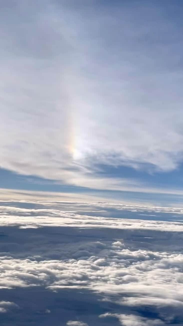 田中律子のインスタグラム：「Somewhere over the rainbow🌈  オズの魔法使✨  #overtherainbow  #rainbow  #空からの景色  #飛行機は窓側派  #地球は美しい  #lifeisbeautiful」