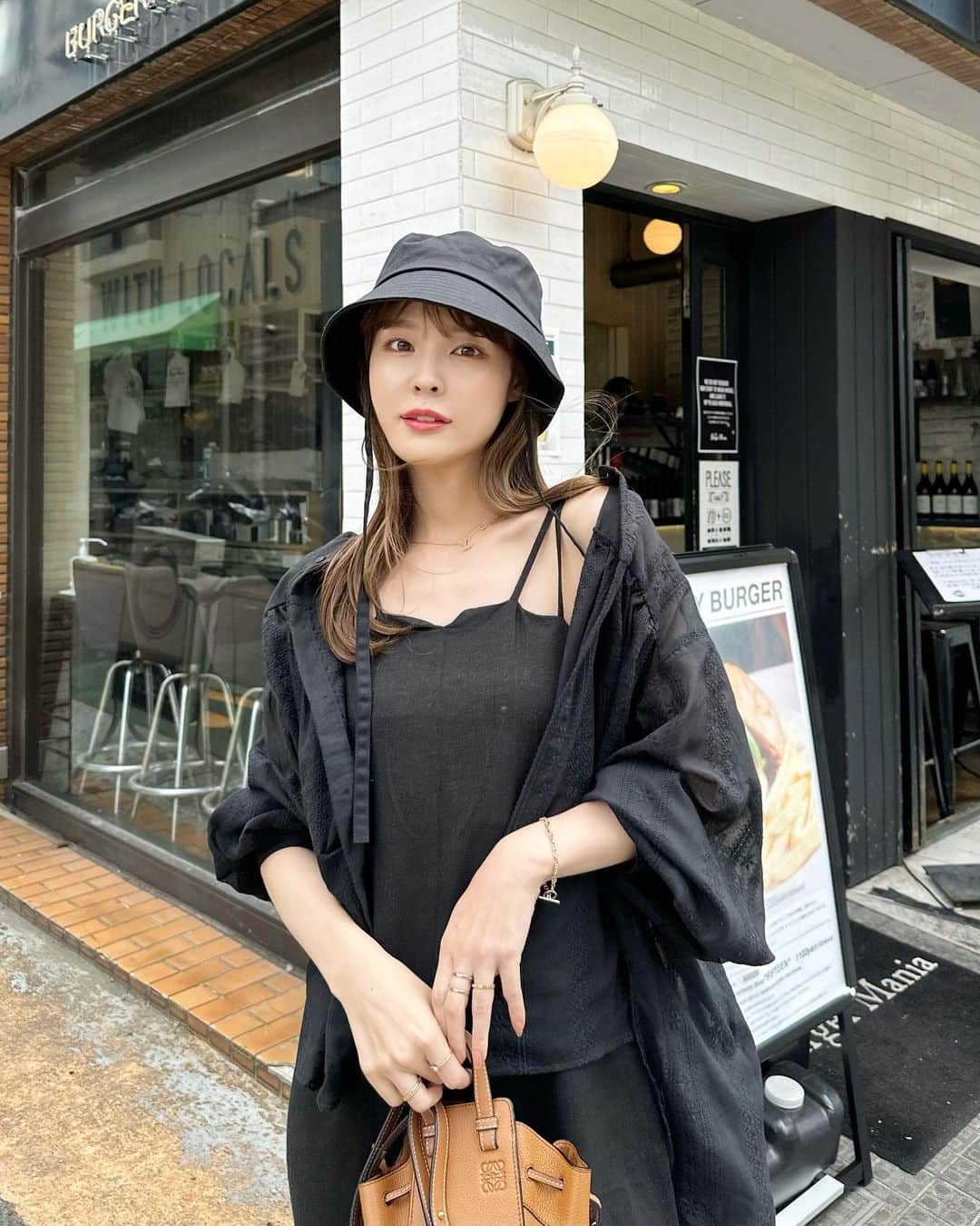 磯田 ひかる(Hikaru Isoda) のインスタグラム：「こんばんは✨🌙 週末いかがお過ごしですか？🤍  明日から1週間ほど雨が続きそうで悲しい、、😵‍💫  この日は珍しくブラックコーデ🫶 あまり無い感じですよね♥  キャミワンピにシャツを羽織ってます🎶このシャツは前後2wayで着れるアイテム🥰  【着用アイテム】 Tops @classicalelf_official  ヴィンテージ刺繍。2wayシアーバンドカラーシャツ タイムセール価格（6月12日 23:59まで） 37%OFF ¥2,798税込  Dress @titivatejp  去年のアイテム  Bag @loewe   Shoes @nike  エアマックスココ ¥13,200  ------------------------------ picaru：162cm / 骨格ウェーブ 1st ブライトスプリング 2nd ブライトサマー  大人可愛いスタイルアップコーデ ヘアメイクを合わせた トータルスタイリングを提案🤍  不定期にストーリーで ファッションお悩み相談募集中🥰 ------------------------------  他の投稿を見る→【@picaruuu】」