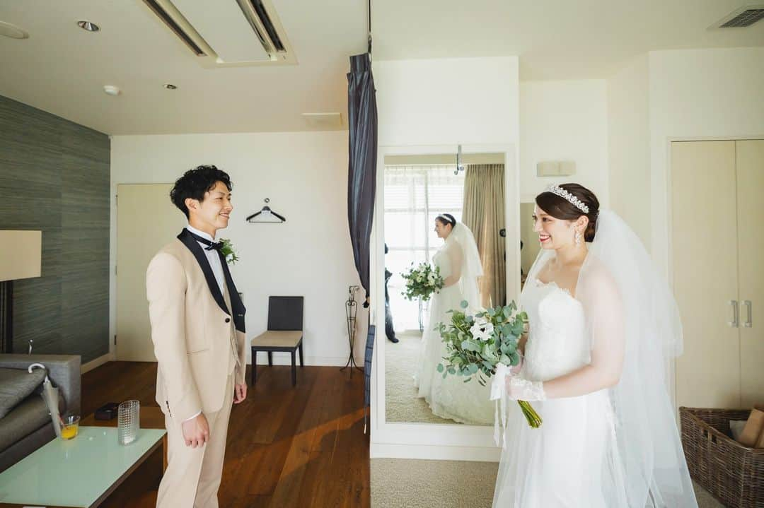 17人をフォロー中 【結婚式場】ラヴィマーナ神戸ウエディングのインスタグラム：「・  HappyWedding♡  #ラヴィマーナ神戸 #プレ花嫁 #結婚準備 #結婚式準備 #神戸結婚式場 #大阪結婚式場 #式場探し #カップルレポート #リゾートウェディング #オリジナルウェディング #ナチュラルウェディング #ガーデンウェディング #ロケーションフォト #前撮り #フォトウェディング #海が見えるチャペル #海が見える結婚式場 #エスクリ花嫁 #ravimanakobe #ravimana#wedding #marry #resort #resortwedding #届かない想いはない #dlw#ラグナプリエ#lagunaprie」