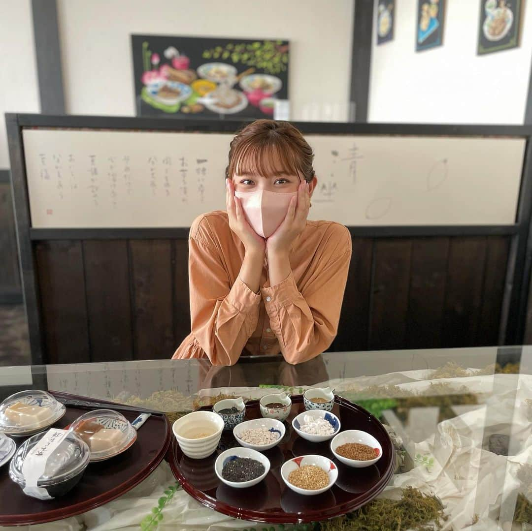 悠花さんのインスタグラム写真 - (悠花Instagram)「悠花のナガサキ街音🍃 ・ 【胡麻豆腐】についてインタビューさせて頂きました☺︎ ・ 色んな種類の胡麻豆腐を食べ比べさせて頂きました♡ どれも違った味わいで美味しかったです🤤💕 ・ どんな風に作られているのかも原料を見せて頂きながら詳しく教えて頂きましたよ〜📖 ・ 撮影後に頂いた、黒ゴマソフトクリームも美味しすぎて幸せでした🍦 ・ ありがとうございました🥰 ・ #胡麻豆腐#悠花のナガサキ街音#長崎#長崎県ホンダカーズ#ホンダ#nib#takeoff#悠花#松尾悠花#haruka#hair#make#fashion」6月10日 21時48分 - haruka_217_