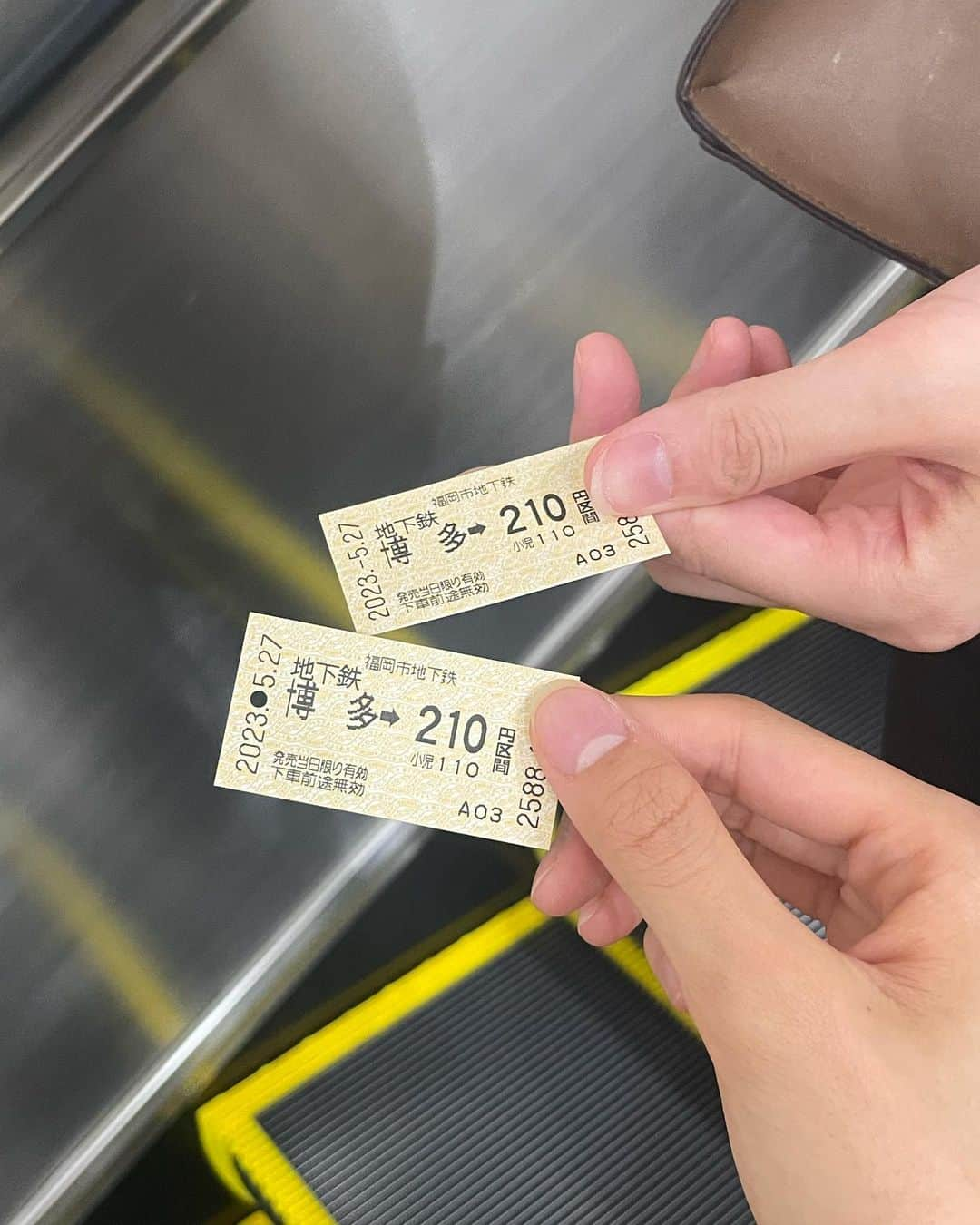 安村真奈さんのインスタグラム写真 - (安村真奈Instagram)「せっかくだからって久しぶり切符買った！！旅感🎫  歩きながら撮ってくれたのお気に入りなの~楽しそうでしょ^_^  ３枚目以降実はカラコンつけてるから今度紹介するね🫶🏻」6月10日 21時50分 - yasumura_mana