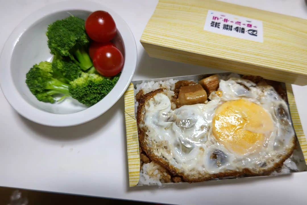 伊藤修子さんのインスタグラム写真 - (伊藤修子Instagram)「阿佐ヶ谷のビルカーベさん→大阪のSENTRAL STOREさんが出店されている莉婷子さんの小部屋をはしごしました。 小部屋でお弁当も買って帰り、家にあった野菜を茹でました。」6月10日 21時51分 - itoshuko