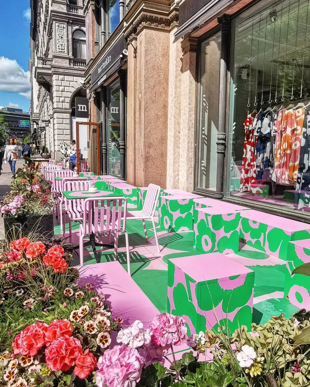 マリメッコさんのインスタグラム写真 - (マリメッコInstagram)「We love seeing your summer moments at the Marimekko Terassi! 😍 Have you visited our summer terrace yet?   Enjoy our signature summer dishes by @theglasshelsinki, which pair perfectly with a crisp aperitivo under the sun. Marimekko Terrace will be open all summer until the end of August.  📍 Pohjoisesplanadi 33, 00100 Helsinki 🕔 Mon-Fri 10-22, Saturday 11-22, Sunday 12-18. Opening times may change due to bad weather.  Share your memorable Terassi moments with us by tagging @marimekko and #marimekko. See you there!  The gorgeous picture by @antsvahter   #marimekko #marimekkoterassi #helsinki」6月10日 22時01分 - marimekko