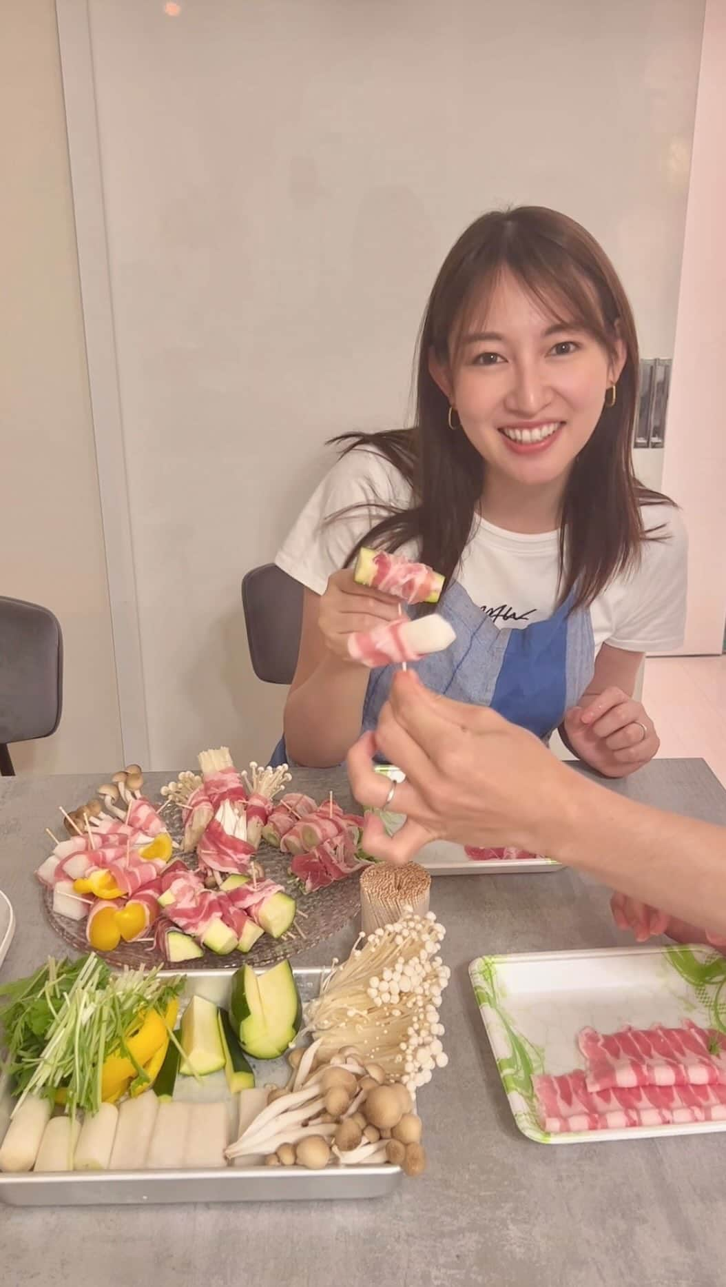 下田奈奈のインスタグラム：「アラサーOLの週末楽ちん夫婦ご飯🥱🍲 ♪〜音ありでぜひ聞いてみてください〜♪ ⁡ 週末は色々さぼりたいので 外食するor切るだけ簡単お家ご飯 のどちらかにしています🙆🏻‍♀️ ⁡ ここ数ヶ月週1位のペースでやっている 豚しゃぶ野菜巻きをご紹介します🐖🥬 ⁡ 作り方は超簡単👩🏻‍🍳 ①お好きなお野菜を適当な大きさにカット ②しゃぶしゃぶ用の豚バラを巻いて爪楊枝で止める ③だしパックで沸騰させた鍋に入れてゆでる ④ぽん酢やごまぽん酢につけて食べる ⁡ 簡単、ヘルシー、美味しいの三拍子 揃っていて我が家では偶然の大ブーム中🐖🤍 ⁡ 超オススメなのでぜひやってみてください🫶🏻 ⁡ ちなみにライフで売ってるぽん酢＆ごまぽん酢が 大好き過ぎて既に5本目に突入してます🤣笑 ⁡ ⁡ ⁡ #夫婦ご飯 #夫婦ご飯記録 #ふたりご飯 #ズボラご飯 #ズボラ女子 #olご飯 #olの暮らし #アラサーol #アラサー夫婦 #平日ご飯 #奈奈メシ #楽ちんごはん #時短ご飯 #時短ごはん #奈奈色日記 #仲良し夫婦 #夫婦円満 #夫婦円満の秘訣 #ライフプレミアム #週末ご飯」