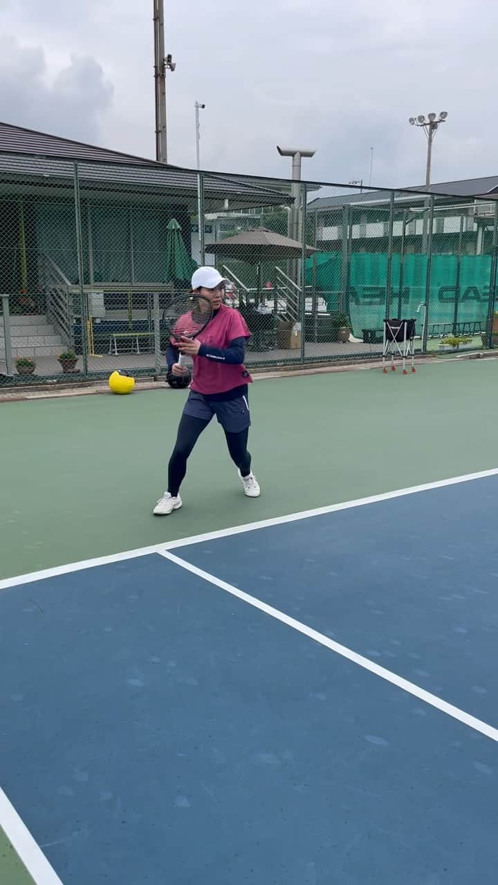 のインスタグラム：「下半身にしっかりパワーをためてボールに伝える🎾 ⁡ これだけでもしんどい^^; ⁡ ⁡」