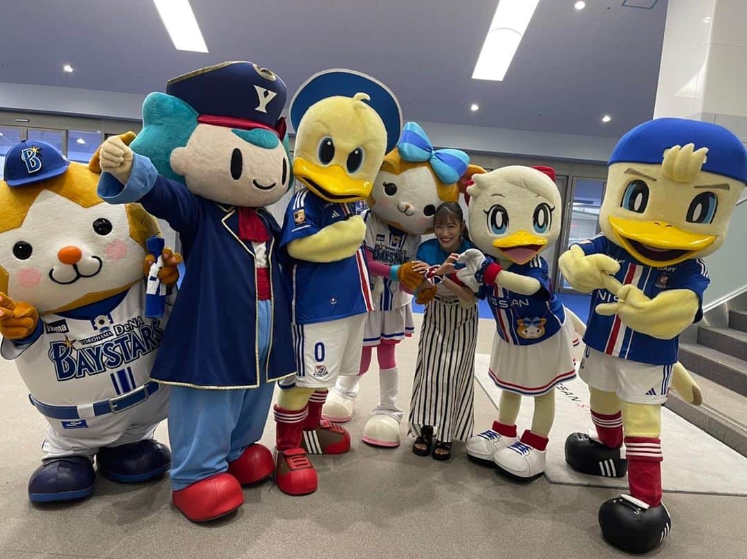 のインスタグラム：「今日は素敵な時間をありがとうございました！ 横浜F・マリノス劇的勝利おめでとうございます🎊⚽️ そして全選手の方々サポーターの皆様、モノノフさんおつかれさまでした！⚽️ これからも、スポーツを始め横浜を全力で応援して地元の方そうでない方と沢山ふれあうなかで魅力を発信していけたらと思います！！  横浜スポーツのマスコットキャラクターのみんなに癒された〜🤭💜💙  #横浜魅力発信アンバサダー  #横浜 #⚽️ #マリン　ちゃん #マリノス君 #マリノスケ #スターマン #キララ  ちゃん #コルス　くん」