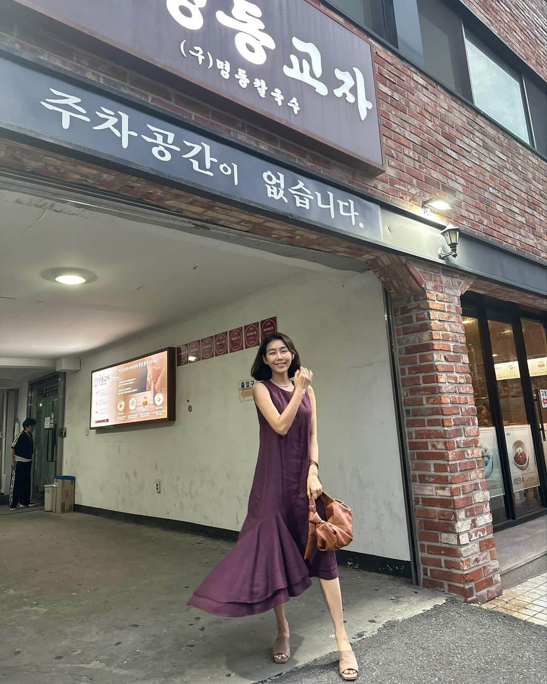 パク・タミのインスタグラム：「- 트랜스포머와 방탈출, 오락실, 나이키, 애플스토어까지 아이들 풀코스로 다녀준 @seoyeon_shu 너 솔직히 말해봐. 젤 신났던거 너 아니냐고 🤣 서연 덕분에 할일 잘 마쳤어~~ #thx  7시반 넘어 나타난 그들과 늦저로 칼국수 먹고, 예쁜 옷입은 잠수교 분수 지나 반종에서 농구🏀 날씨 조오타~~~  사진 속 TAMY MULE Beige는 5cm 굽이예요^^」