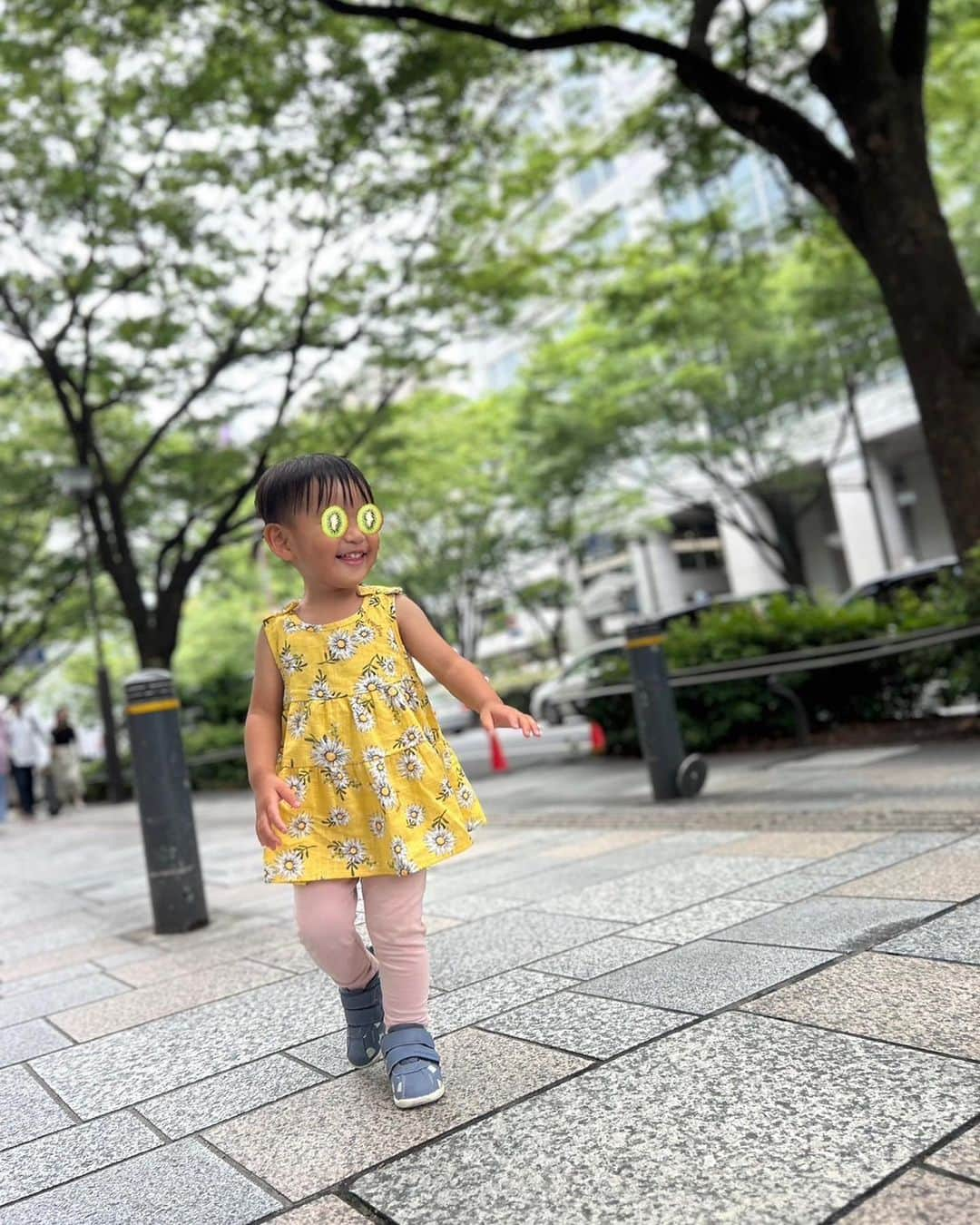 蒼乃夕妃のインスタグラム：「いよいよ梅雨入りしてしまいましたね…☔️子育て中の皆様、お察し申し上げます💦  体力オバケのキウイ氏🥝は一日中家に居るのがつまらなくて仕方がないご様子。お昼寝しません🙄 なので、晴れた日はなるべく色々な所へお出掛けしてます✨  先日は牧場へ🐄 ポニーに乗りたいと言うので乗ってきました🐴 お馬さん目の前にしてパパにしがみついてましたけど😅 抱っこスタイルで無事乗馬❗️ あんだけ怖がっておきながら、終わったらドヤ顔でした😂  先日2歳になったキウイ氏🥝 すっかり女の子で、ちょっとでも手を出そうもんなら 「◯◯ちゃんがやるの‼️」 とめっちゃ怒られます😅なので毎回ハラハラとイライラのせめぎ合いと闘いながらお見守り。母は忍耐力が試されますなぁ…🙄  オシャレにも目覚めてきて、 「髪の毛結ぶ〜❣️」 と言ってきたり、私が着る服を見て 「可愛いじゃん‼️」 とか言ってきたり😂 表参道のど真ん中でもハイポーズ❗️です😂 私も旦那様も地方で育った身からしたら、2歳で表参道って、キウイ氏🥝はすっかりシティガールですよ皆様…笑」