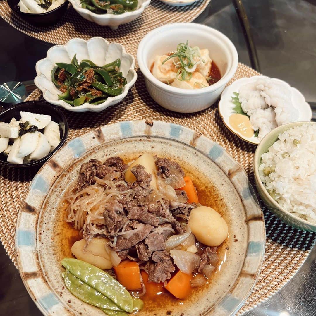 浪花ほのかのインスタグラム：「肉じゃがの日🥔 夜な夜な投稿すいません💦  ・肉じゃが ・山芋和え ・おかかピーマン ・揚げ出し豆腐 ・ハモ ・豆ご飯  この日は大好きな物尽くし🔆 豆ご飯は出汁に塩少しとお酒で炊くだけ✨ お豆は前茹でしてその出汁も入れちゃいます！美味しい♥」