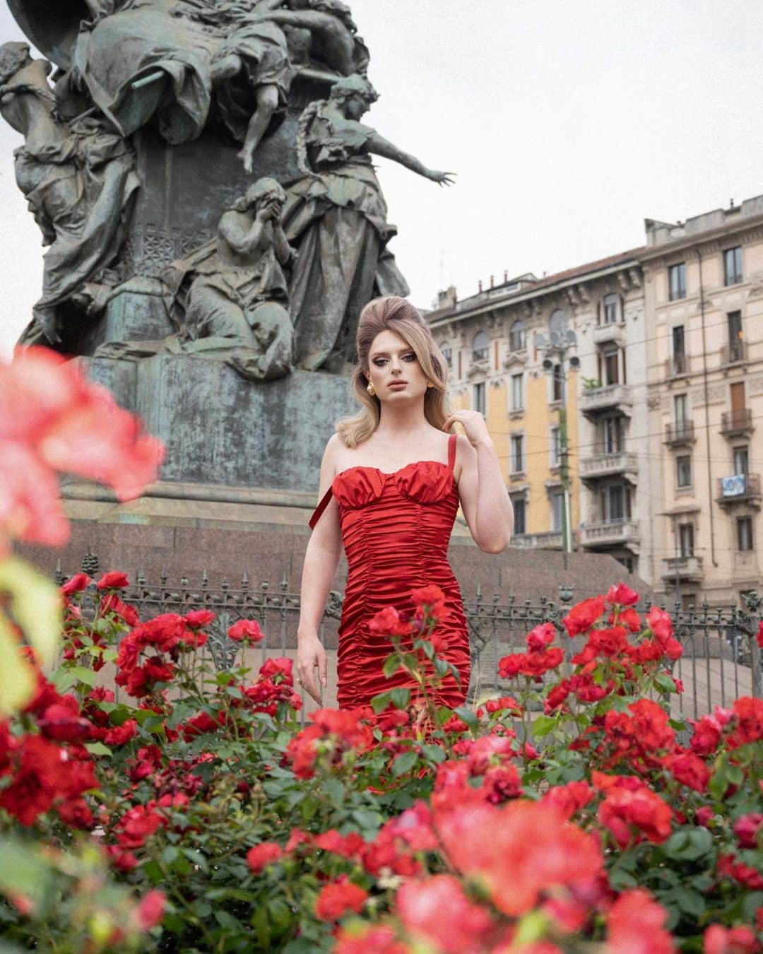 YOOX.COMさんのインスタグラム写真 - (YOOX.COMInstagram)「@stephanieglitter looking extra fab in her red silk dress. Tap the link in bio to discover #YOOX dresses selection! 📸: @mat.dangelo」6月10日 22時00分 - yoox
