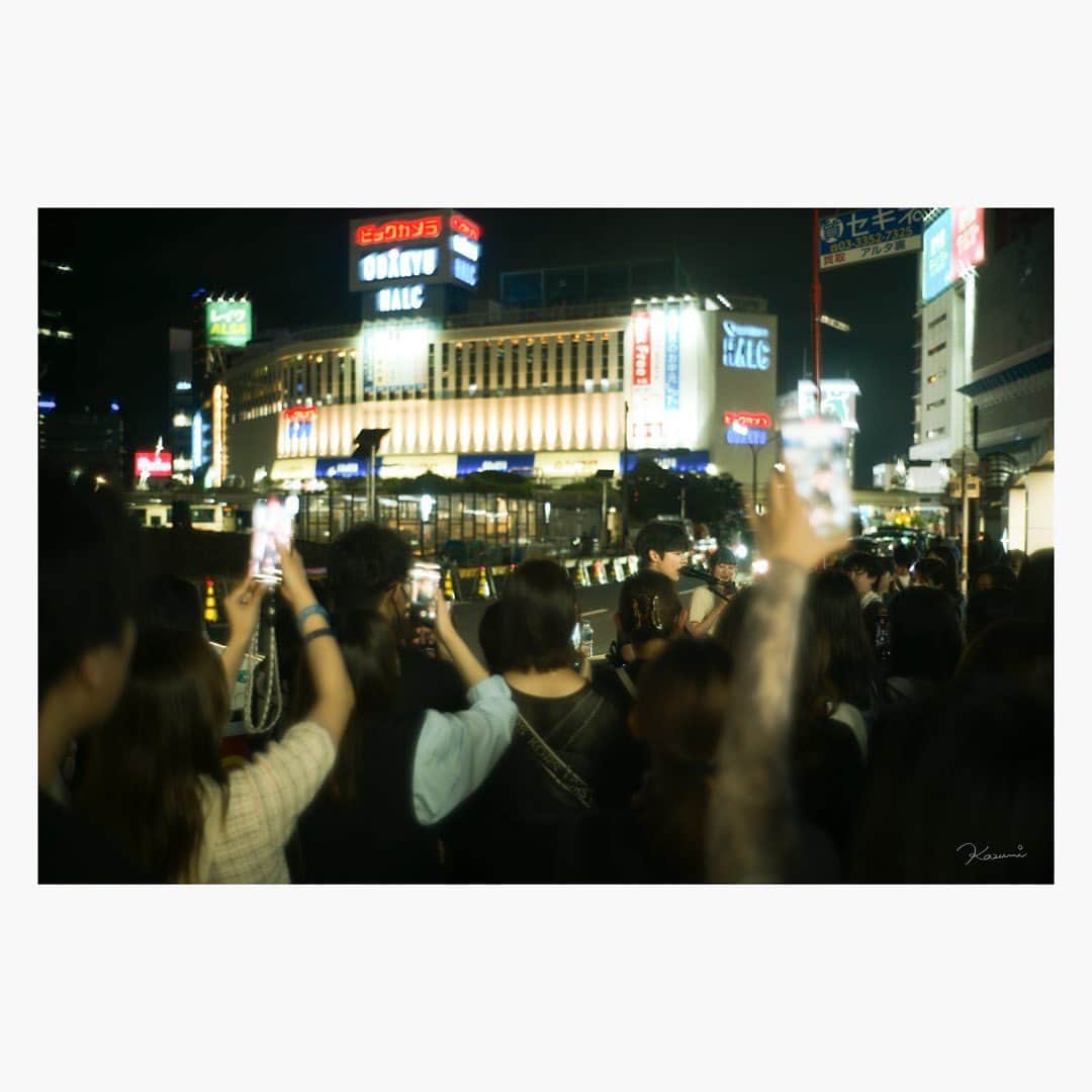 花澄のインスタグラム：「サタデーナイト。 よく見えなかったけど ファンの多いどなたかが ライブをしてらっしゃった。 みんな嬉しそう。いい夜だね。  Leica M10-P summilux 35mm f1.4 2nd  #leica#leicam10p#summilux#summilux35#summilux35mm2nd#oldlens#オールドレンズ#tokyo#japan#oldlens_tokyo#花澄#kazumiphotography」