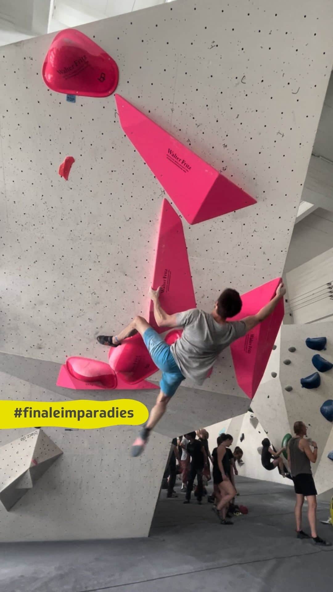 ヤン・ホイヤーのインスタグラム：「Jan Hojer toppt den schwersten Boulder 💪🏻  Ligasetter @peter85za hat uns im Vorgespräch verraten, welcher der schwerste Boulder der Quali ist. Hier geht es darum richtig viel Kompression aufzubauen um diesen Boulder zu toppen.   Wenn einer schwere Boulder klettern kann, dann kein anderer als @janhojer   🇬🇧 ➖ ➖ ➖ ➖ ➖ ➖ ➖ ➖ ➖ ➖ ➖ ➖ ➖ ➖  Jan Hojer tops the hardest boulder.   Ligasetter @peter85za told us in the preliminary talk, which is the hardest boulder of the qualification. Here it’s all about building up a lot of compression to top this boulder.   If someone can climb difficult boulders, then none other than @janhojer   #BoulderBundesliga #FinaleimParadies #Saisonfinale2023 #Beta #JanHojer #Championship   🚩Unsere Partner:   @die_techniker  @mammut_swiss1862  @lasportivagram @climbholds  @bootbananas  @kletterretter @jenalichtstadt」