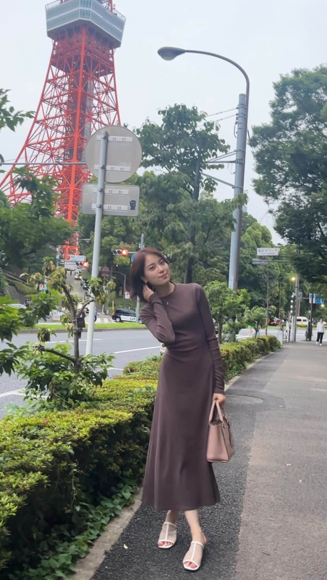 猪瀬百合のインスタグラム：「🗼🤍 #芝公園 #japan #ootd #오오티디 #ワンピース #dress #dayoff #レイヤーカット #レイヤーボブ #骨格ストレート #tokyotower #tokyo #東京タワー #tower   #1989#1989tv #1989taylorswift #taylorswift #taylorswift1989 #swift #style #taylor #speed #up  #筋トレ #workout #ヒップアップ #背中開き #背中 #ビジョビ」