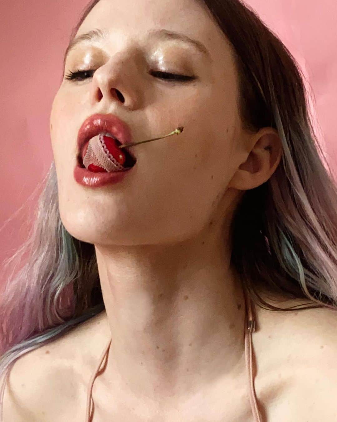アルヴィダ・バイストロムのインスタグラム：「🍒 season」