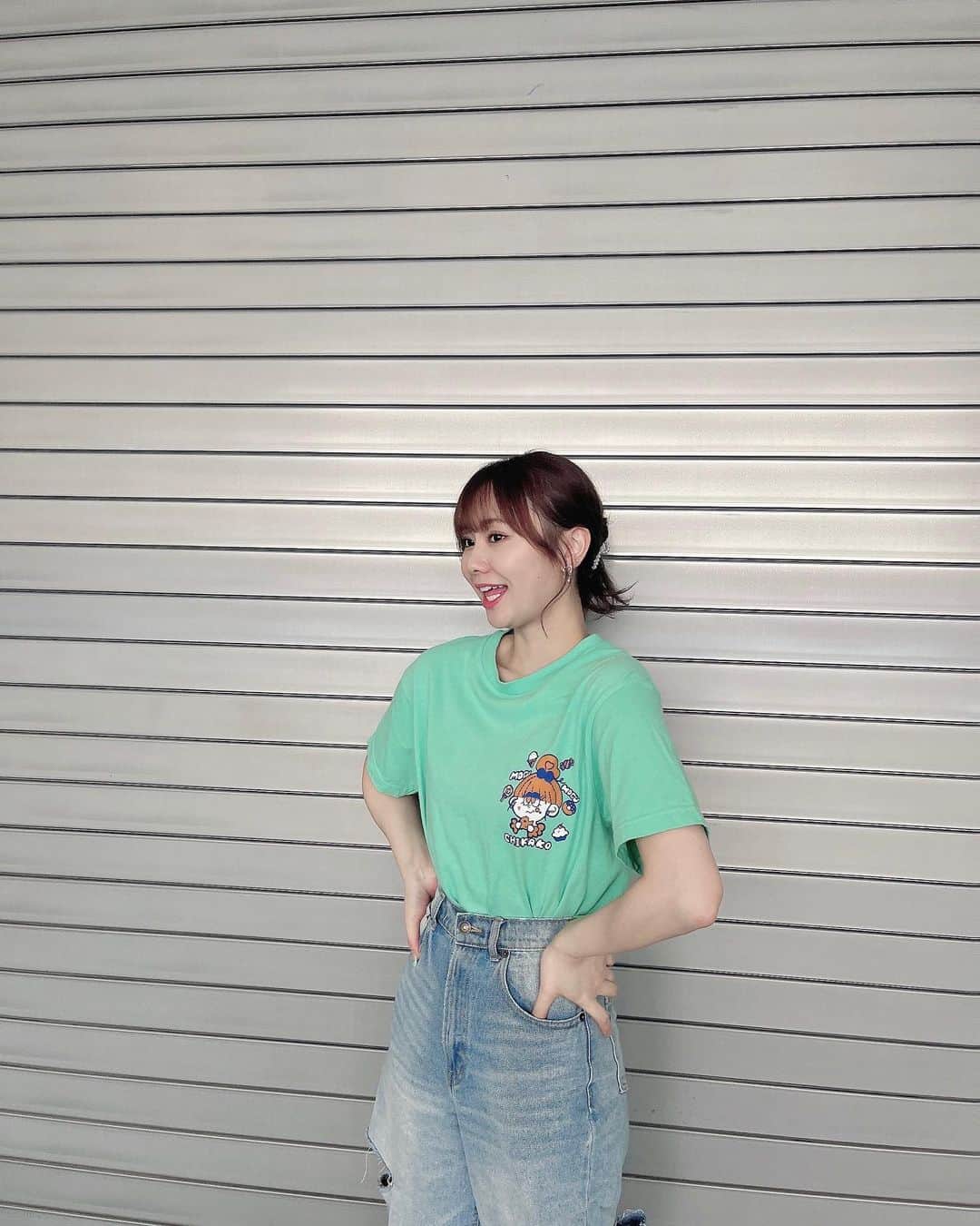 松本慈子のインスタグラム：「* 写真いっぱいだよ〜最後まで見てね〜👀💚 生誕Tシャツ可愛くていっぱい着ちゃう。 一緒におそろいして着てくれるみんな大好き！ 握手レーンがカラフルで賑わっていました🤗  ところで、Tシャツはin派？out派？  #tシャツコーデ #カラーtシャツ  #デニムコーデ #デニム」