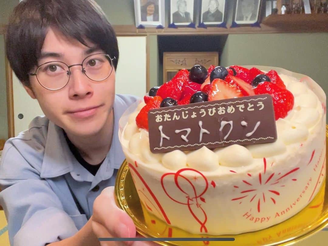 トマトクンのインスタグラム：「誕生日おめでとうトマトクン  #誕生日#ケーキ」