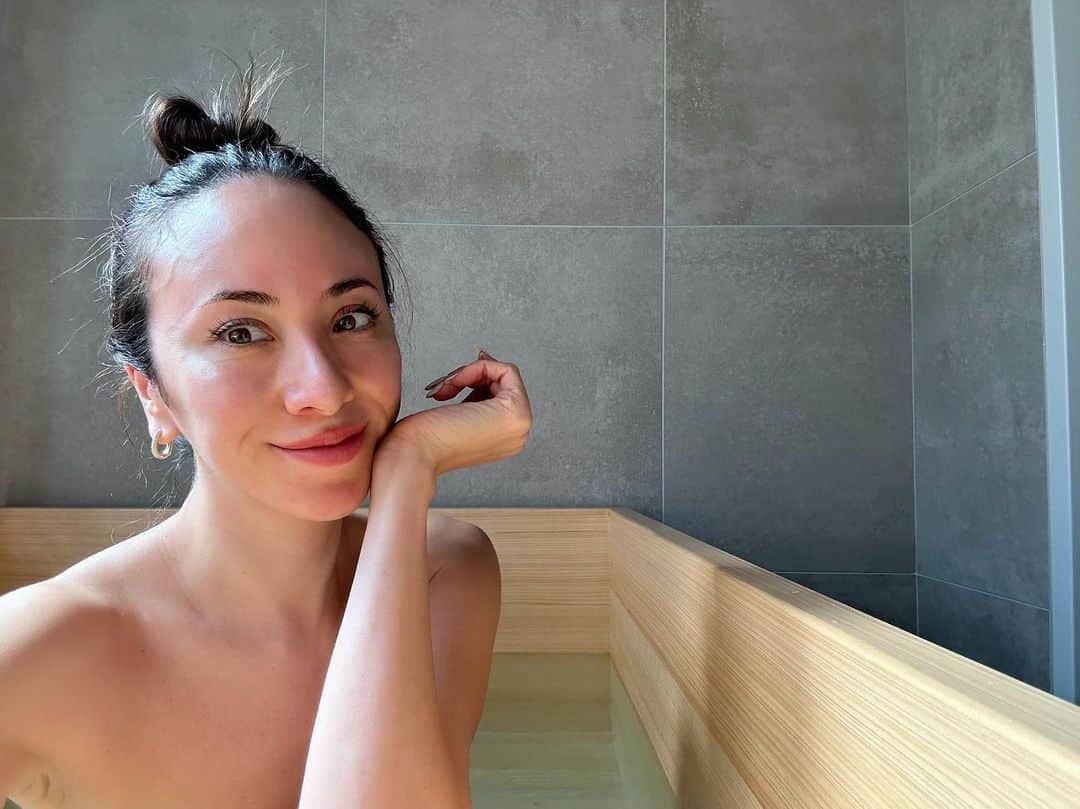 道端アンジェリカのインスタグラム：「サ活💧 赤坂にあるお気に入りのサウナ @_saunatiger_ へ✨ ヒノキ風呂が最高なんです☺️  サウナに入る前に湯通し？するとさらに汗が出ていいそう💦 サウナタイガーはアメニティも充実してるから手ぶらで行けるのも本当いい✨ 日焼けマシンもあるよ🤣❤️  ちなみに食事と飲み物は料金に含まれてて、これまた食事もめちゃくちゃ美味しい❤️  YouTubeでも紹介してるから、そっち観てもらったらもっと詳しく色々観れます😉」