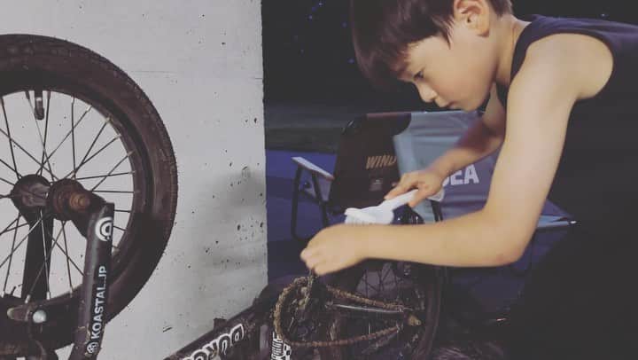 つるの剛士のインスタグラム：「久しぶりに帰宅。 ちょうどBMXから帰ってきた息子がガレージでチャリを掃除していた。 疲れてヘトヘトなのか素っ気ない息子🤭 たくましくなったなあ。」