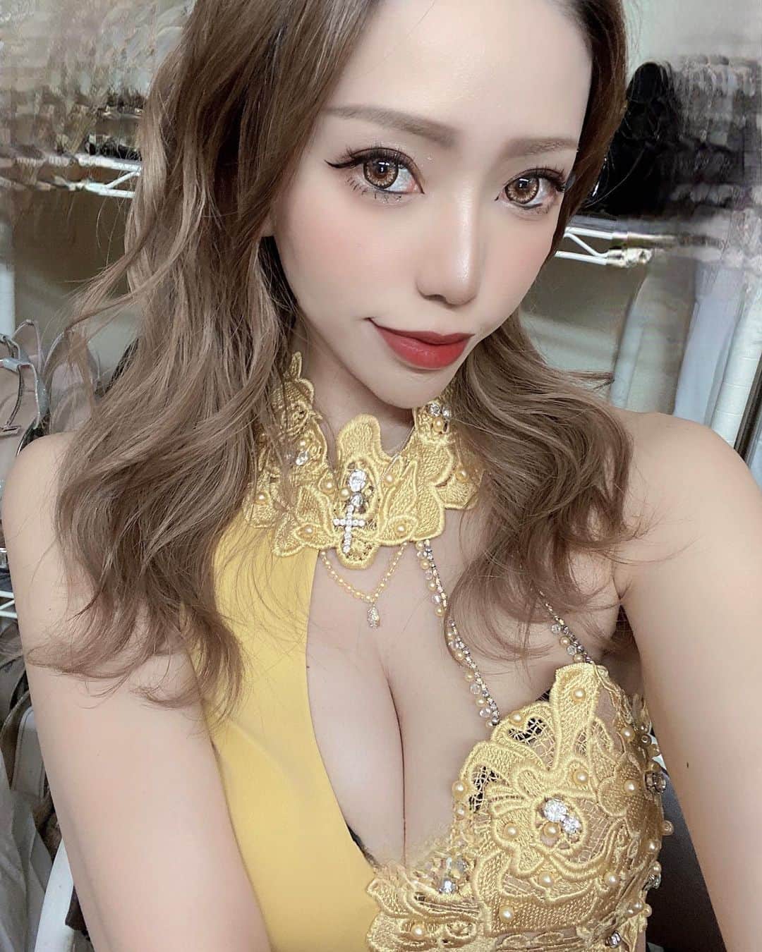 あゆかのインスタグラム：「最近前髪迷子。 みんなはどっちがいいと思うー？ コメントしてぇぇぇ！！！  .  .  .  #千葉キャバクラ#千葉富士見キャバ嬢#千葉富士見町キャバ嬢#千葉富士見キャバクラ#arドレス#ジュエルズドレス#千葉#ファッション好きな人と繋がりたい#ヘアメイク#お家スタイル#息してる？#followｍe4 #follow4like#followtrain  #팔로우 #팔로미 #맞팔 #맞팔100 #선팔 #친구해요  .  .」