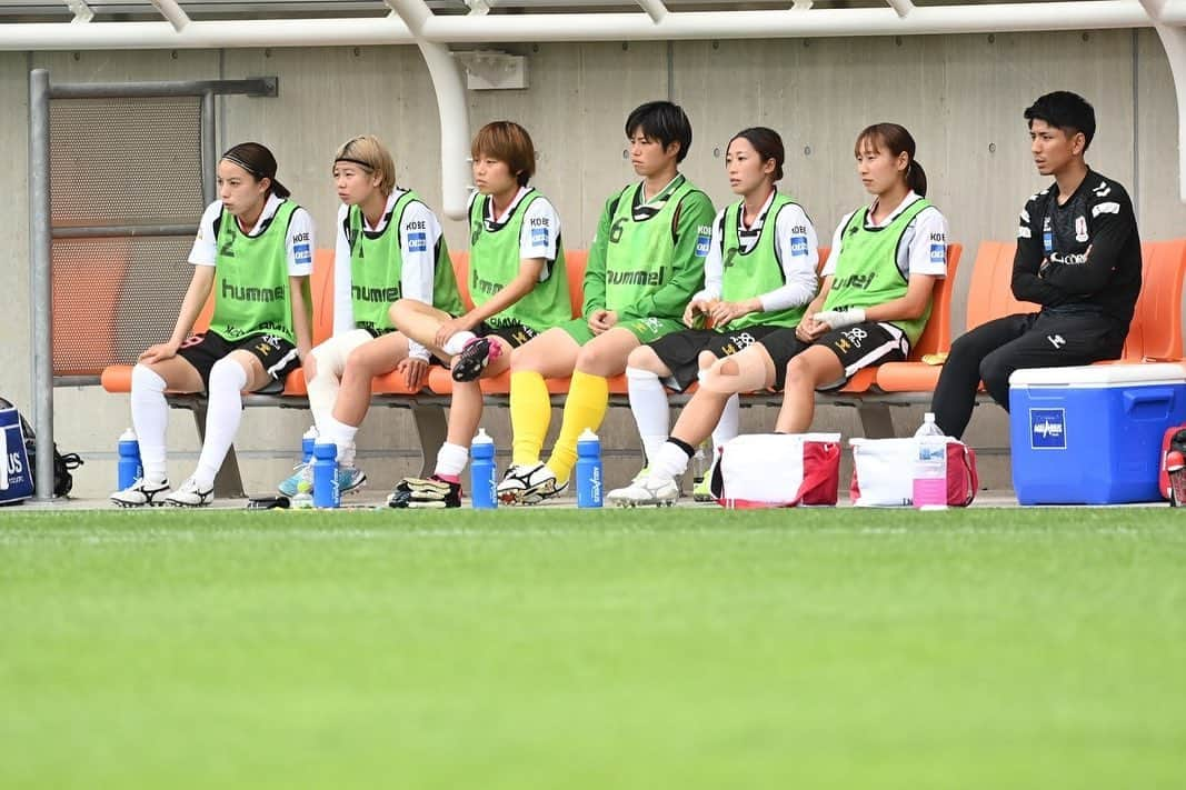 武仲麗依さんのインスタグラム写真 - (武仲麗依Instagram)「2023.06.10 今シーズン最終戦⚽️ 現役ラストマッチ🏟️⚽️  なでしこリーグWEリーグと合わせて13年。 長かったような短かったような🙄 試合に出れない時期の方が多かったけど それでもたくさん得たものはありました。 良くも悪くも自分に返ってくると思って 今まで行動してやってきましたが 本当に沢山の方に恵まれて ここまでやってこれました!! 本当に周りの人に恵まれていると思います☺️ 関わって下さった皆さんに 本当に感謝しています🙇‍♀️ 今日も長野と言う遠い地まで 応援に来て頂き ありがとうございました!! 現地のサポーターの方々にも お疲れ様ですって沢山言って頂き 気持ち良かったです。 ユニフォームを着て ピッチに立つのが最後と思うと 寂しいはずなんですけど まだ実感がないのか いつも通りの試合後の感じです。笑 なんならシーズンオフに入って またやるんじゃないかと思うぐらい😂 その時期ぐらいにやっと実感する気がします。笑  これぐらいのテンションが 自分らしくていいのかなーと。笑  自分に本当にお疲れ様でした!! と、ゆっくり休んでください!! って言ってあげたいと思います。笑  まずは現役生活も終わったので とりあえず遊びまくります!! (太らない程度に… ちょこざっぷにも入会しました😂) なのでお友達の皆さん お誘い待ってます🥰笑  皆さん本当に今まで沢山の応援 ありがとうございました。」6月10日 22時19分 - tknkrei18