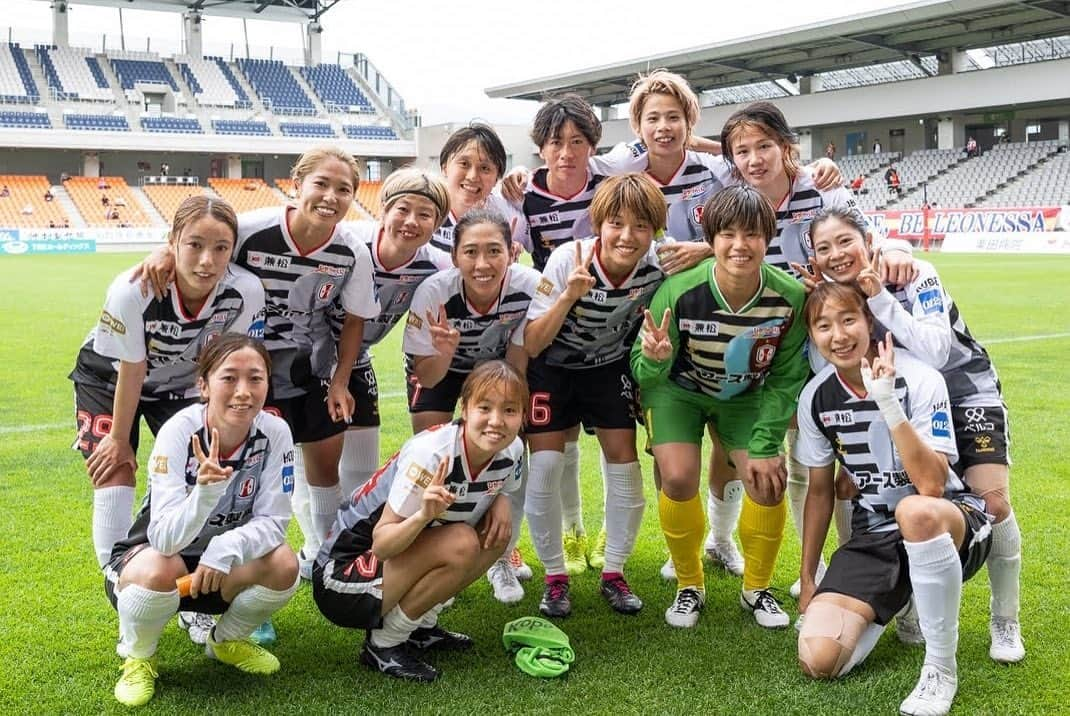 武仲麗依さんのインスタグラム写真 - (武仲麗依Instagram)「2023.06.10 今シーズン最終戦⚽️ 現役ラストマッチ🏟️⚽️  なでしこリーグWEリーグと合わせて13年。 長かったような短かったような🙄 試合に出れない時期の方が多かったけど それでもたくさん得たものはありました。 良くも悪くも自分に返ってくると思って 今まで行動してやってきましたが 本当に沢山の方に恵まれて ここまでやってこれました!! 本当に周りの人に恵まれていると思います☺️ 関わって下さった皆さんに 本当に感謝しています🙇‍♀️ 今日も長野と言う遠い地まで 応援に来て頂き ありがとうございました!! 現地のサポーターの方々にも お疲れ様ですって沢山言って頂き 気持ち良かったです。 ユニフォームを着て ピッチに立つのが最後と思うと 寂しいはずなんですけど まだ実感がないのか いつも通りの試合後の感じです。笑 なんならシーズンオフに入って またやるんじゃないかと思うぐらい😂 その時期ぐらいにやっと実感する気がします。笑  これぐらいのテンションが 自分らしくていいのかなーと。笑  自分に本当にお疲れ様でした!! と、ゆっくり休んでください!! って言ってあげたいと思います。笑  まずは現役生活も終わったので とりあえず遊びまくります!! (太らない程度に… ちょこざっぷにも入会しました😂) なのでお友達の皆さん お誘い待ってます🥰笑  皆さん本当に今まで沢山の応援 ありがとうございました。」6月10日 22時19分 - tknkrei18