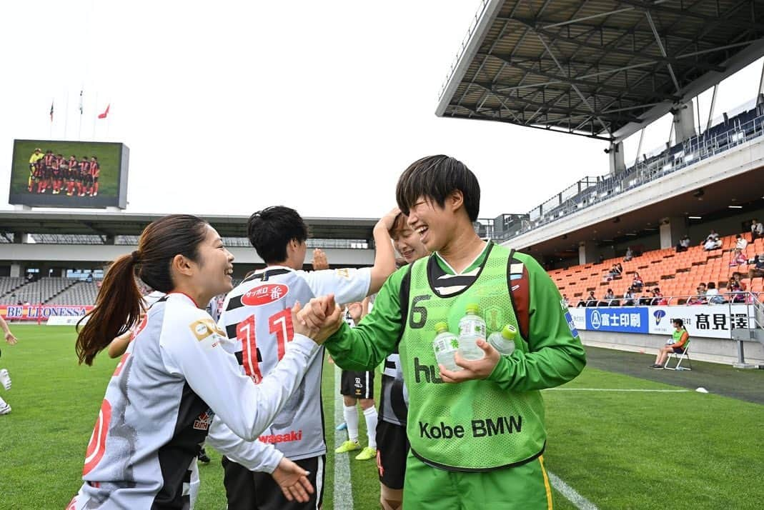 武仲麗依さんのインスタグラム写真 - (武仲麗依Instagram)「2023.06.10 今シーズン最終戦⚽️ 現役ラストマッチ🏟️⚽️  なでしこリーグWEリーグと合わせて13年。 長かったような短かったような🙄 試合に出れない時期の方が多かったけど それでもたくさん得たものはありました。 良くも悪くも自分に返ってくると思って 今まで行動してやってきましたが 本当に沢山の方に恵まれて ここまでやってこれました!! 本当に周りの人に恵まれていると思います☺️ 関わって下さった皆さんに 本当に感謝しています🙇‍♀️ 今日も長野と言う遠い地まで 応援に来て頂き ありがとうございました!! 現地のサポーターの方々にも お疲れ様ですって沢山言って頂き 気持ち良かったです。 ユニフォームを着て ピッチに立つのが最後と思うと 寂しいはずなんですけど まだ実感がないのか いつも通りの試合後の感じです。笑 なんならシーズンオフに入って またやるんじゃないかと思うぐらい😂 その時期ぐらいにやっと実感する気がします。笑  これぐらいのテンションが 自分らしくていいのかなーと。笑  自分に本当にお疲れ様でした!! と、ゆっくり休んでください!! って言ってあげたいと思います。笑  まずは現役生活も終わったので とりあえず遊びまくります!! (太らない程度に… ちょこざっぷにも入会しました😂) なのでお友達の皆さん お誘い待ってます🥰笑  皆さん本当に今まで沢山の応援 ありがとうございました。」6月10日 22時19分 - tknkrei18