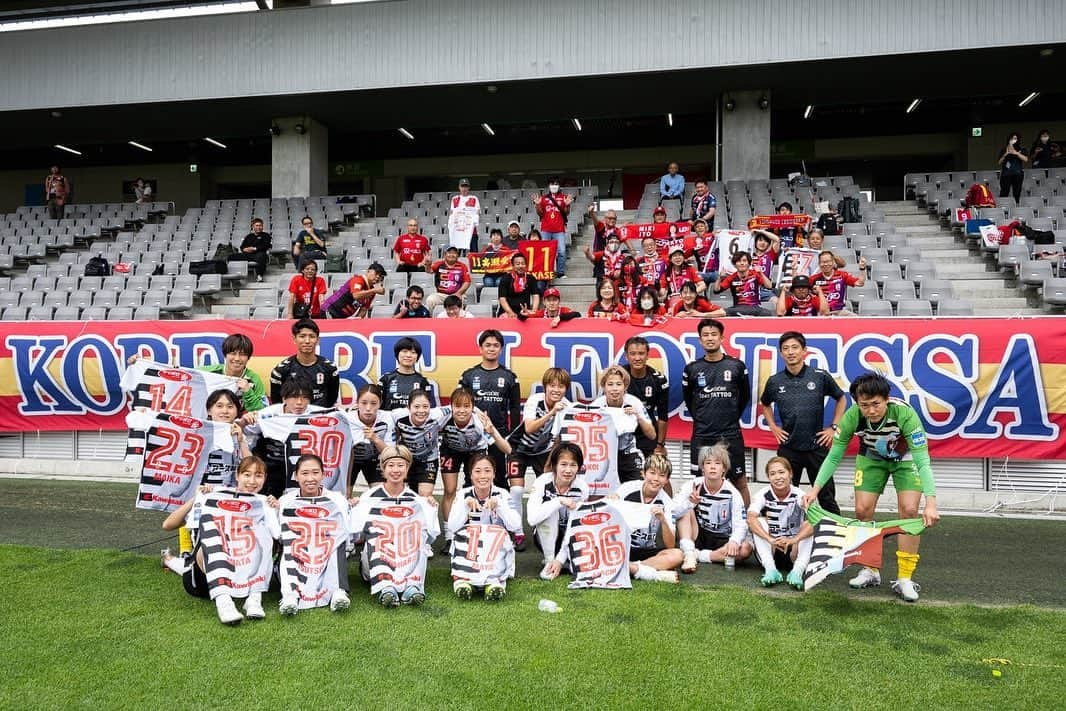 武仲麗依さんのインスタグラム写真 - (武仲麗依Instagram)「2023.06.10 今シーズン最終戦⚽️ 現役ラストマッチ🏟️⚽️  なでしこリーグWEリーグと合わせて13年。 長かったような短かったような🙄 試合に出れない時期の方が多かったけど それでもたくさん得たものはありました。 良くも悪くも自分に返ってくると思って 今まで行動してやってきましたが 本当に沢山の方に恵まれて ここまでやってこれました!! 本当に周りの人に恵まれていると思います☺️ 関わって下さった皆さんに 本当に感謝しています🙇‍♀️ 今日も長野と言う遠い地まで 応援に来て頂き ありがとうございました!! 現地のサポーターの方々にも お疲れ様ですって沢山言って頂き 気持ち良かったです。 ユニフォームを着て ピッチに立つのが最後と思うと 寂しいはずなんですけど まだ実感がないのか いつも通りの試合後の感じです。笑 なんならシーズンオフに入って またやるんじゃないかと思うぐらい😂 その時期ぐらいにやっと実感する気がします。笑  これぐらいのテンションが 自分らしくていいのかなーと。笑  自分に本当にお疲れ様でした!! と、ゆっくり休んでください!! って言ってあげたいと思います。笑  まずは現役生活も終わったので とりあえず遊びまくります!! (太らない程度に… ちょこざっぷにも入会しました😂) なのでお友達の皆さん お誘い待ってます🥰笑  皆さん本当に今まで沢山の応援 ありがとうございました。」6月10日 22時19分 - tknkrei18