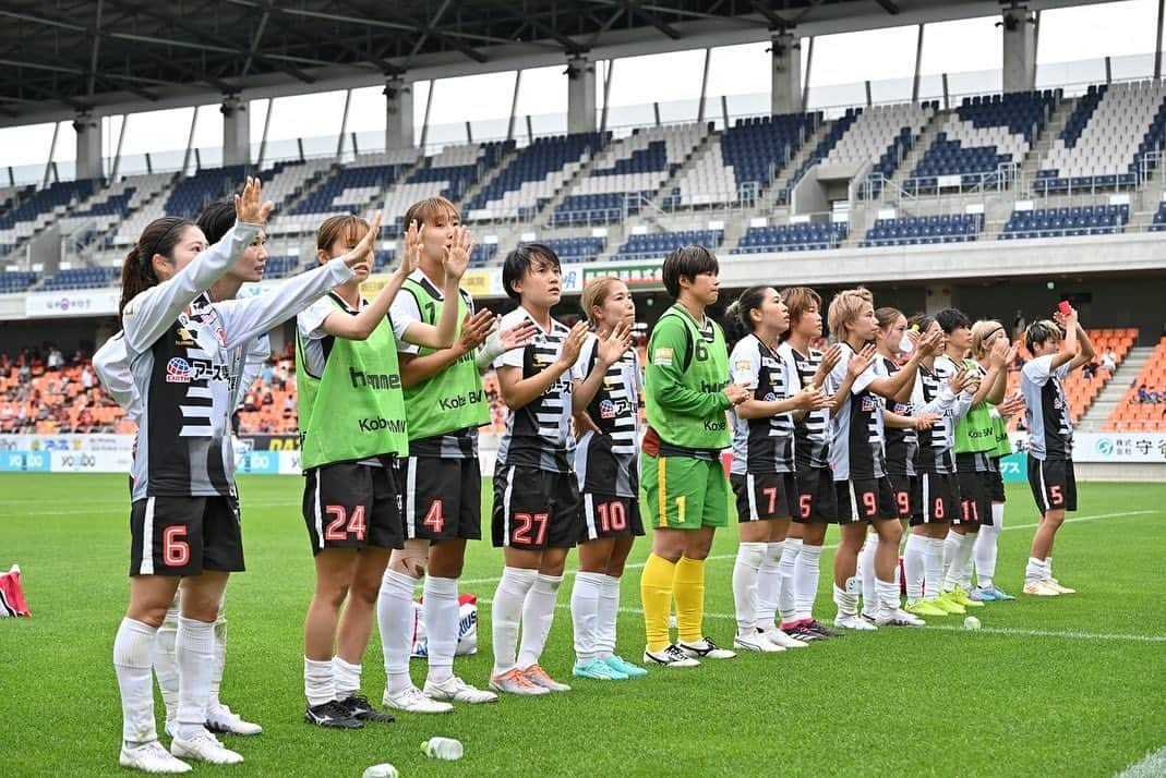 武仲麗依さんのインスタグラム写真 - (武仲麗依Instagram)「2023.06.10 今シーズン最終戦⚽️ 現役ラストマッチ🏟️⚽️  なでしこリーグWEリーグと合わせて13年。 長かったような短かったような🙄 試合に出れない時期の方が多かったけど それでもたくさん得たものはありました。 良くも悪くも自分に返ってくると思って 今まで行動してやってきましたが 本当に沢山の方に恵まれて ここまでやってこれました!! 本当に周りの人に恵まれていると思います☺️ 関わって下さった皆さんに 本当に感謝しています🙇‍♀️ 今日も長野と言う遠い地まで 応援に来て頂き ありがとうございました!! 現地のサポーターの方々にも お疲れ様ですって沢山言って頂き 気持ち良かったです。 ユニフォームを着て ピッチに立つのが最後と思うと 寂しいはずなんですけど まだ実感がないのか いつも通りの試合後の感じです。笑 なんならシーズンオフに入って またやるんじゃないかと思うぐらい😂 その時期ぐらいにやっと実感する気がします。笑  これぐらいのテンションが 自分らしくていいのかなーと。笑  自分に本当にお疲れ様でした!! と、ゆっくり休んでください!! って言ってあげたいと思います。笑  まずは現役生活も終わったので とりあえず遊びまくります!! (太らない程度に… ちょこざっぷにも入会しました😂) なのでお友達の皆さん お誘い待ってます🥰笑  皆さん本当に今まで沢山の応援 ありがとうございました。」6月10日 22時19分 - tknkrei18