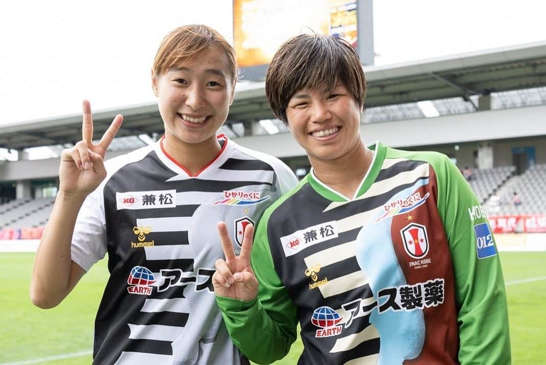 武仲麗依さんのインスタグラム写真 - (武仲麗依Instagram)「2023.06.10 今シーズン最終戦⚽️ 現役ラストマッチ🏟️⚽️  なでしこリーグWEリーグと合わせて13年。 長かったような短かったような🙄 試合に出れない時期の方が多かったけど それでもたくさん得たものはありました。 良くも悪くも自分に返ってくると思って 今まで行動してやってきましたが 本当に沢山の方に恵まれて ここまでやってこれました!! 本当に周りの人に恵まれていると思います☺️ 関わって下さった皆さんに 本当に感謝しています🙇‍♀️ 今日も長野と言う遠い地まで 応援に来て頂き ありがとうございました!! 現地のサポーターの方々にも お疲れ様ですって沢山言って頂き 気持ち良かったです。 ユニフォームを着て ピッチに立つのが最後と思うと 寂しいはずなんですけど まだ実感がないのか いつも通りの試合後の感じです。笑 なんならシーズンオフに入って またやるんじゃないかと思うぐらい😂 その時期ぐらいにやっと実感する気がします。笑  これぐらいのテンションが 自分らしくていいのかなーと。笑  自分に本当にお疲れ様でした!! と、ゆっくり休んでください!! って言ってあげたいと思います。笑  まずは現役生活も終わったので とりあえず遊びまくります!! (太らない程度に… ちょこざっぷにも入会しました😂) なのでお友達の皆さん お誘い待ってます🥰笑  皆さん本当に今まで沢山の応援 ありがとうございました。」6月10日 22時19分 - tknkrei18