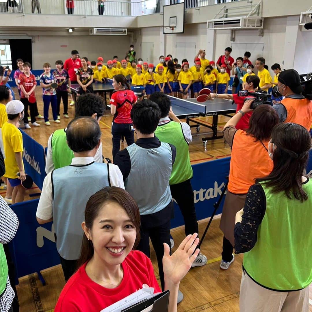 阿部智帆さんのインスタグラム写真 - (阿部智帆Instagram)「🏓 『遊ぼう！学ぼう！卓球チャレンジ』 世界で闘う卓球選手のみなさんによる 卓球教室＆トークショーが行われました✨  豪華ゲストは、先日引退された石川佳純さん、 卓球解説者・スポーツキャスターとしてご活躍の平野早矢香さん。そして、芝田沙季選手・佐藤瞳選手・大藤沙月選手・橋本帆乃香選手・横井咲桜選手。  生徒のみなさんは、 スター選手達と卓球の魅力に触れて大盛り上がり！！ デモンストレーションでは プロの技の迫力にも圧倒されました😆💦  ＊＊＊  そして何より、ゲストのみなさんの 生徒さんへの笑顔溢れる対応、紡ぐ言葉ひとつひとつの温かさ。 その気さくで優しいお人柄の良さに、大感動でした🥹👏  既に引退されている平野さん、石川さんの更なるご活躍と パリ五輪出場へ向けた現役選手の闘いを 心から応援したい！いや、応援させてください🥹！！  そんな気持ちになりました🥺 つまり、ココロ鷲掴み。  ＊＊＊  ゲストの皆さまと、関係者のみなさまのお陰で とても楽しいイベントとなりました。 ありがとうございました😌  #卓球 #ニッタク #女性アスリートってかっこいい #素敵#💘」6月10日 22時14分 - chiho_abe829