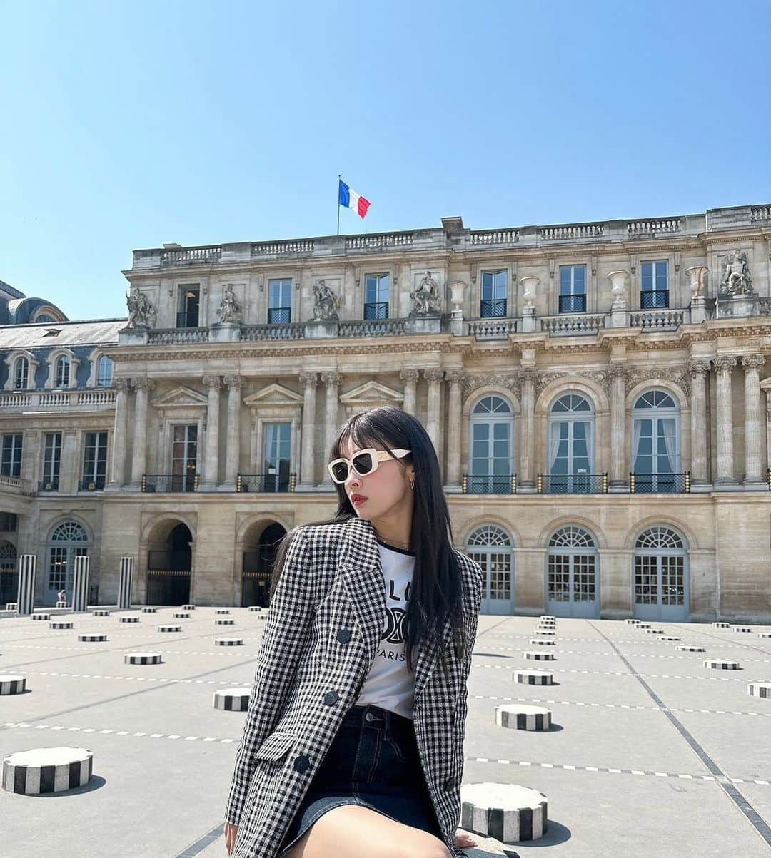 君島憂樹のインスタグラム：「Paris🇫🇷6日目 最後の日は、Palais Royalに✨ 宝塚の1789という作品でも彷彿とされる場所にどうしても行ってみたくて…実際は本当に開放感に満ちた広場でした！ ⁡ ルーヴル美術館などにも訪れたかったのですが、、、残念ながら閉鎖で😭💦日本では見たことがない『舞台の小道具？』と思うような銃を持ったものすごくかっこいいポリスが沢山いて、、、断念😭 ⁡ 素敵な街…また訪れるから待っててねー👋と名残惜しくシャルル・ド・ゴール空港に向かったのでした❤️🤍💙✈️ ⁡ #France #Paris #1789 #パレロワイヤル #あっという間 #フランス」