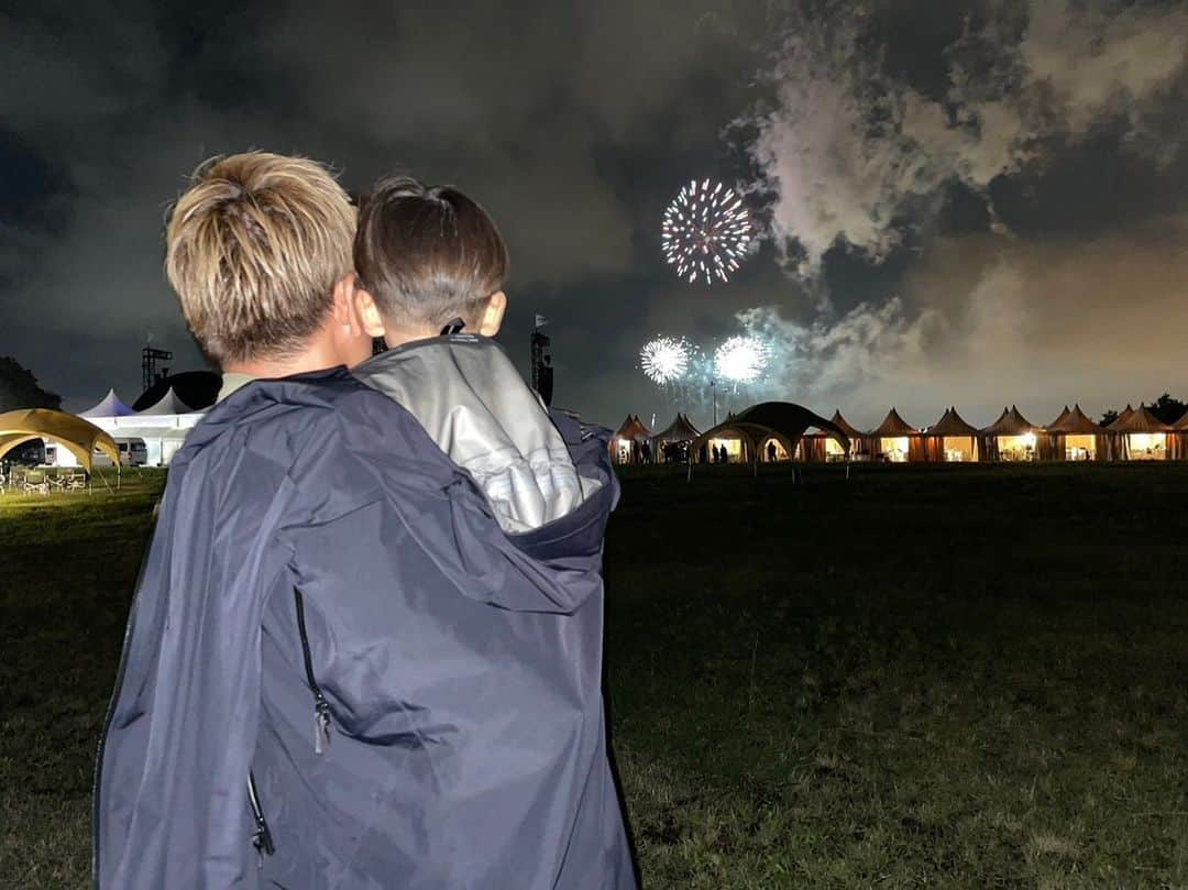 じゅんいちダビッドソンさんのインスタグラム写真 - (じゅんいちダビッドソンInstagram)「こんな間近の花火は初の　ちびダビ。 映画アルマゲドンのような写真だw 今日は焚火会トークショーの出演でしたが、関係者サイトでキャンプしてもええよって事で家族同伴で🙏。うろうろしてたら バーベ君とも会いましたw こーゆーイベント出るとだいたいおる男笑。  #TOKYOISLAND #初花火 #アウトドアイベント #キャンプトークショー #焚火会 #スパローズ大和 #阿諏訪泰義 #ちびタビ #じゅんいちダビッドソン #花火  #firework #camplife #landschaftsfotografie #wonderful_places」6月10日 22時15分 - 0204junich_davidson_official