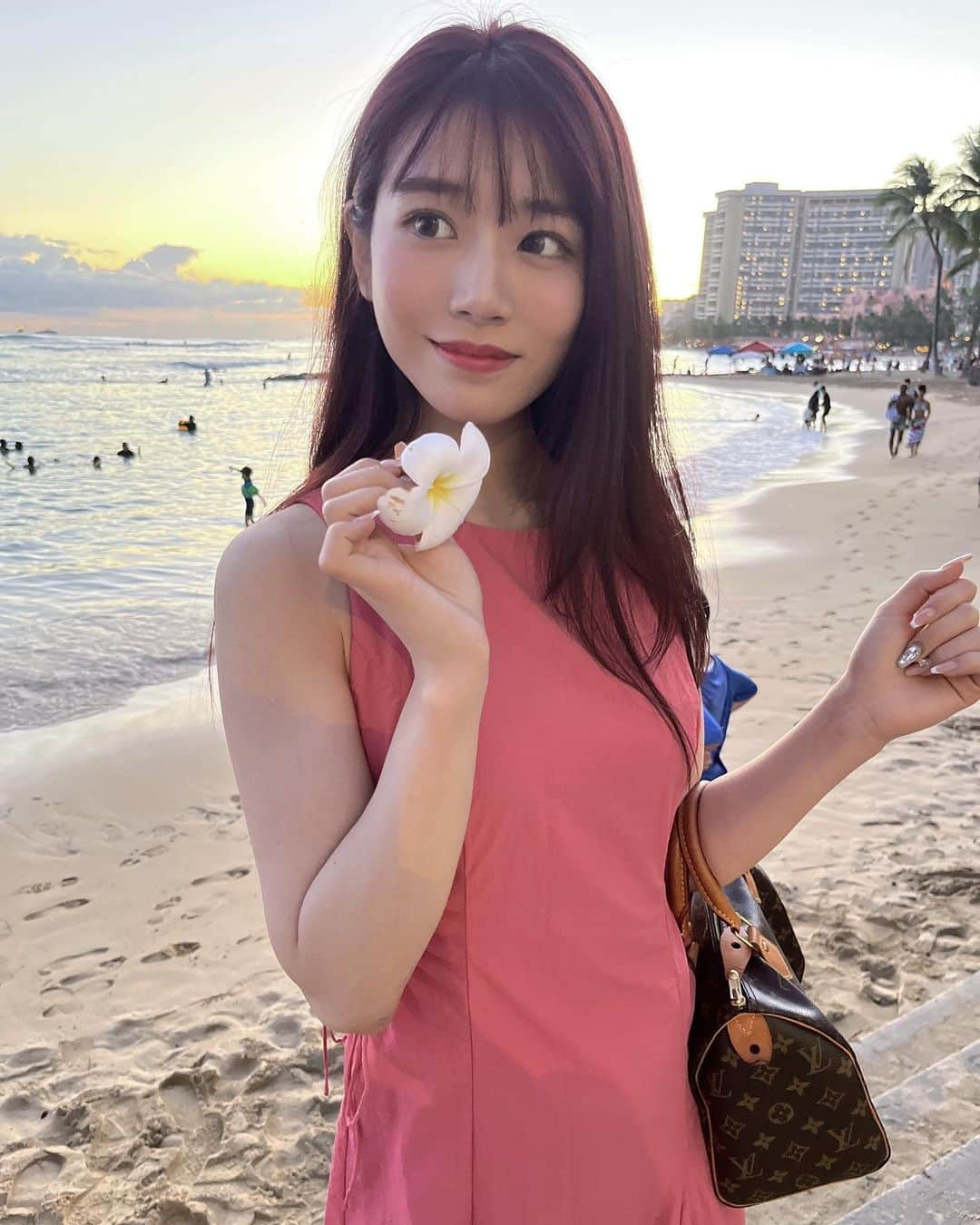 河北彩花さんのインスタグラム写真 - (河北彩花Instagram)「⁡ ⁡ ⁡ ハワイ3日目の撮ってもらった写真📸🤍 ⁡ ⁡ このピンクのワンピースは ハワイ旅行のために買ったお洋服𓂃🎀𓈒𓏸 ⁡ ⁡ ⁡ いくつか質問きたけどこのワンピはeimy istoireのだよ🫶🏻   #hawaii  #ハワイ旅行」6月10日 22時17分 - saika_kawakita__official