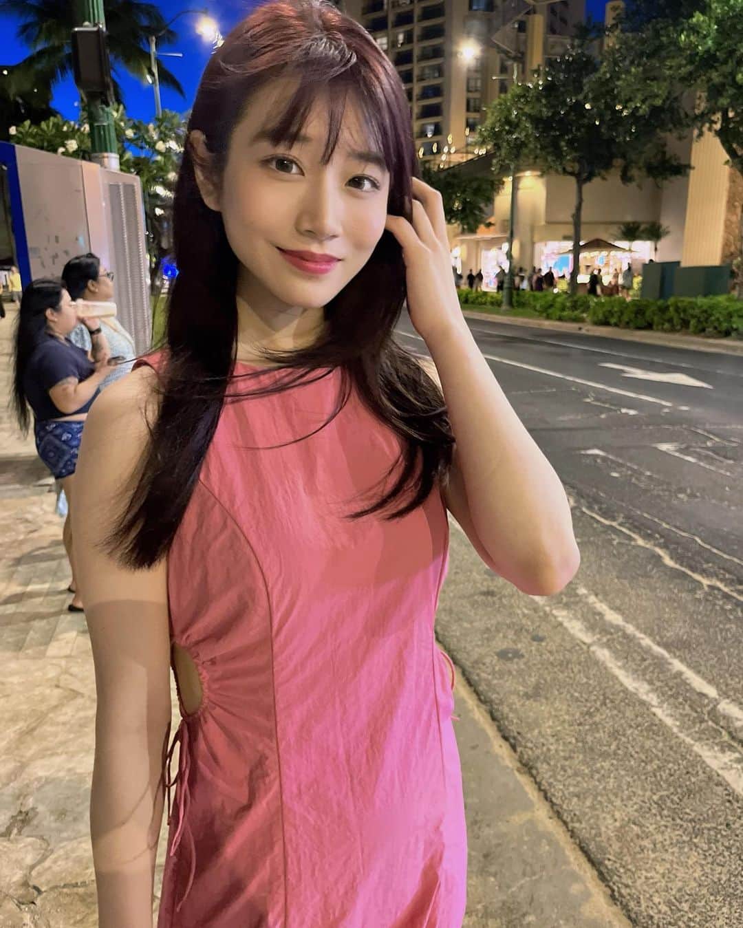 河北彩花のインスタグラム：「⁡ ⁡ ⁡ ハワイ3日目の撮ってもらった写真📸🤍 ⁡ ⁡ このピンクのワンピースは ハワイ旅行のために買ったお洋服𓂃🎀𓈒𓏸 ⁡ ⁡ ⁡ いくつか質問きたけどこのワンピはeimy istoireのだよ🫶🏻   #hawaii  #ハワイ旅行」