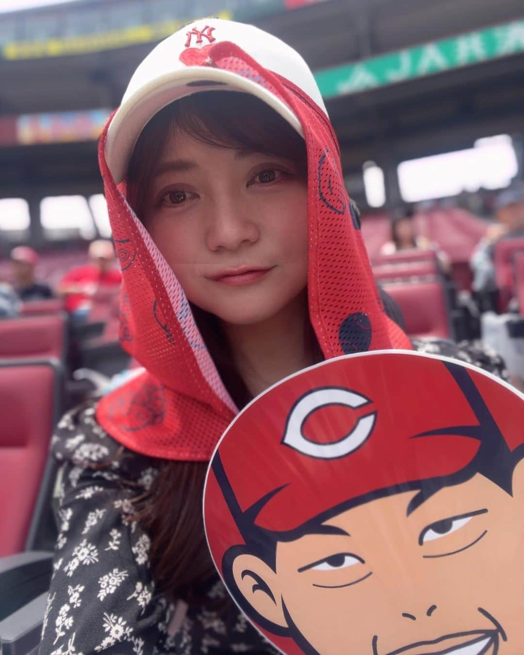 大井智保子さんのインスタグラム写真 - (大井智保子Instagram)「⚾️ウエスタンリーグ@マツダスタジアム  今日は2軍の試合がマツダスタジアムで開催🏟️  10:30くらいだったかな？から並んで、11:30すぎに開門❣️ ベンチ上前の方に座れて、 すぐ廣瀬コーチからファンサいただきました👍 ありがとうございます🙏  入り口で新井さんうちわ配ってて🪭 あつかったので助かりました🥹  帽子に着けられる日よけもめっちゃ助かったよ❣️ 買っといてよかったー😙  負けたけど フラワーフェスティバル行って、 @dressing.hiroshima  ドレちゃんの歌？トーク？を聴いて元気になって また明日もがんばろうと思えました💪💪 明日はローズステージだって✨✨ ドレちゃん明日もがんばってねー🎤💓  #ウエスタンリーグ #ウエスタン #2軍 #ファーム #カープ #マツダスタジアム #ズムスタ #ドレッシングしか勝たん #フラワーフェスティバル #dressing #ドレッシングちゃん #トレちゃんしか勝たん  #新井 #新井さん #新井うちわ #うちわ」6月10日 22時20分 - chihokoi