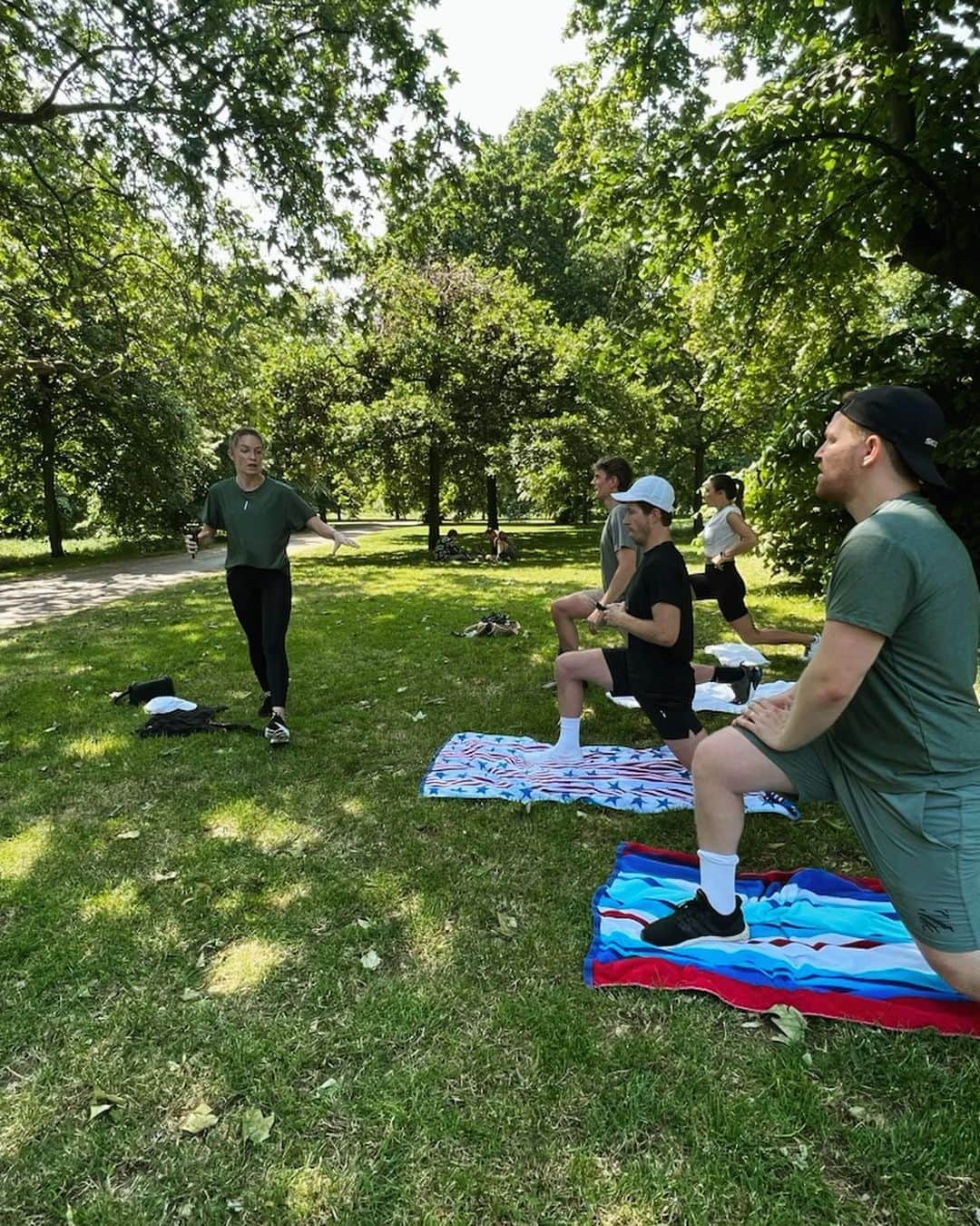 ショーン・ホワイトさんのインスタグラム写真 - (ショーン・ホワイトInstagram)「@whitespace_____  active wear vs @sotomethod workout!Sweating in beautiful Hyde Park. 🇬🇧🇬🇧🇬🇧」6月10日 22時23分 - shaunwhite