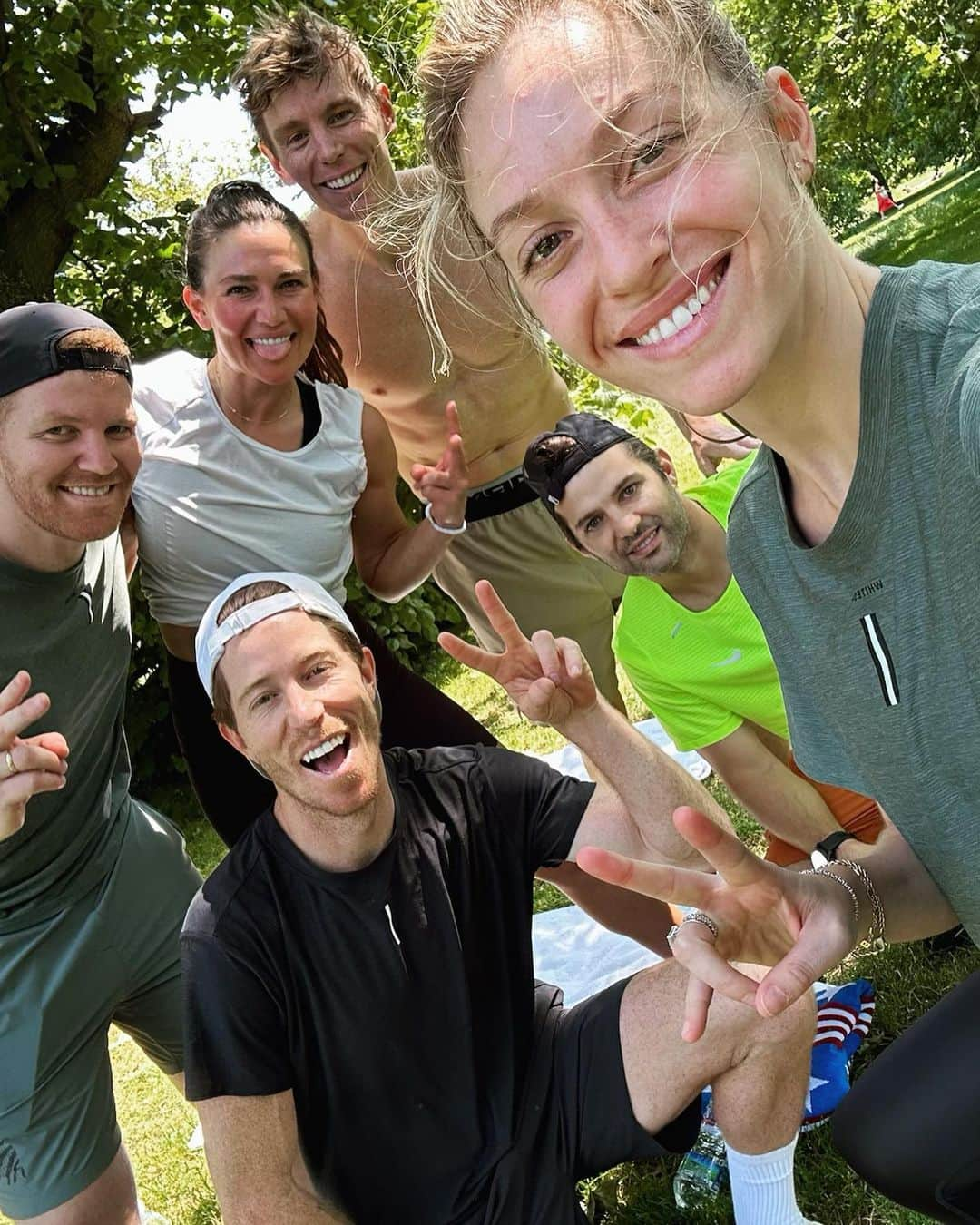 ショーン・ホワイトのインスタグラム：「@whitespace_____  active wear vs @sotomethod workout!Sweating in beautiful Hyde Park. 🇬🇧🇬🇧🇬🇧」