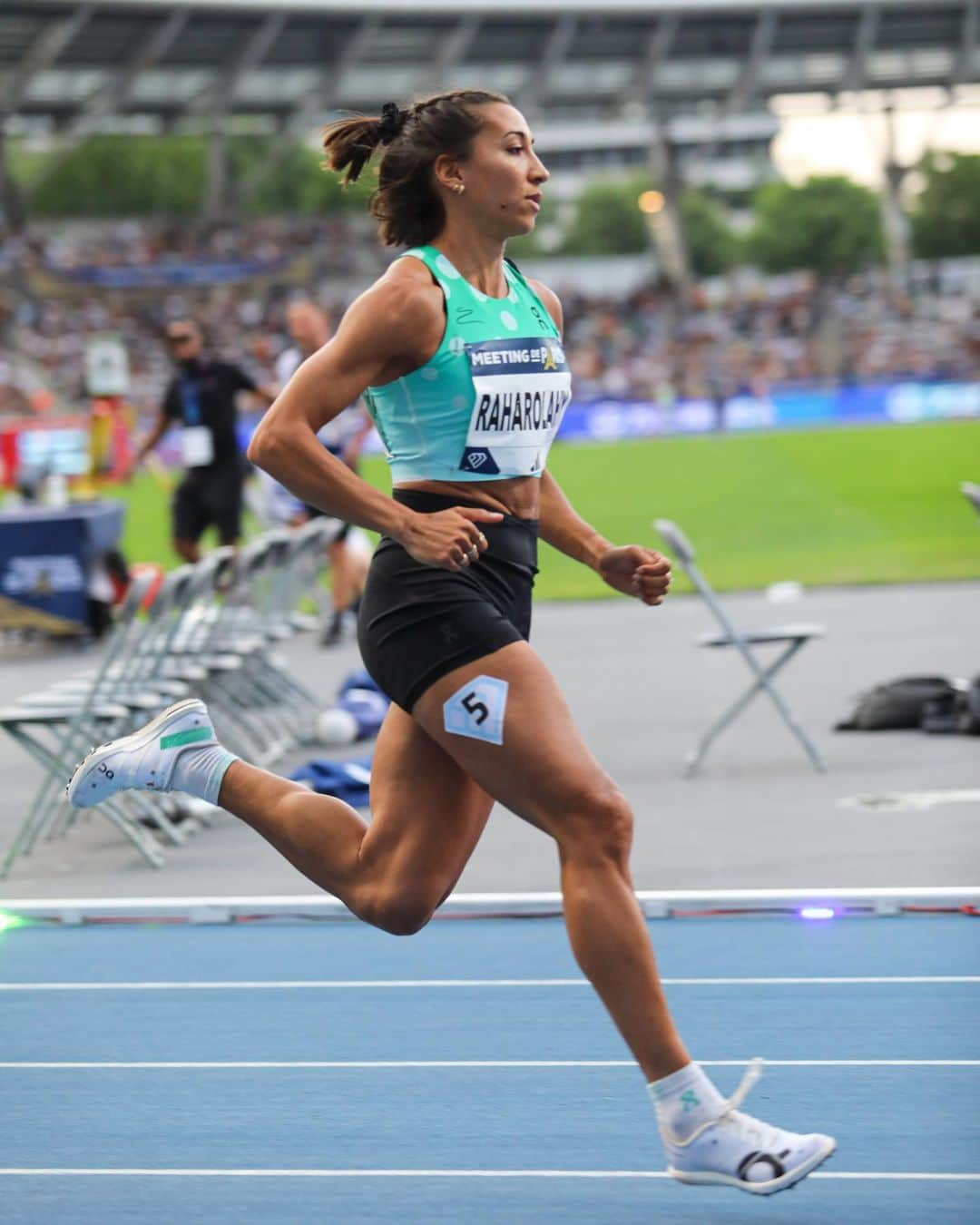 アニエス・ラーロライのインスタグラム：「2’00´14 hier au @meetingparis 💎 Le chrono descend mais il reste encore du boulot !  Merci au public qui était incroyable 🔥✨  @on_running  #dreamon #runonclouds #onrunning   📷 @stadion_actu / @antoine2ko」