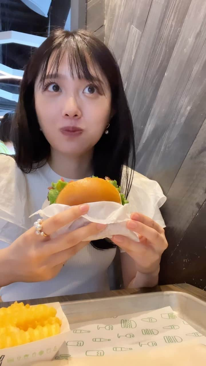 藤江萌のインスタグラム：「ひとり飯🍔🍟 最近よく1人でバーガーとか食べに行きます笑  そういえば今日「24歳独身女の食生活」ていうドラマの題名みたいなYouTubeあげました。 もうすぐ25歳になるので、24歳を強調しておきました。  観て、一緒にご飯食べてやってください🍚🐷  earrings : @ete_official  rings : @joueteofficial   #ヘアカラー #ヘアアレンジ #ヘアスタイル #ヘアカラートレンド #シェイクシャック #新宿グルメ #新宿ランチ #新宿カフェ #ひとりカフェ #ひとりごはん #モッパン #藤江萌 #vlog #foodporn #foodvlog #shakeshack #japanesegirl #shinjuku #tokyo #cafe #ete #jouete」