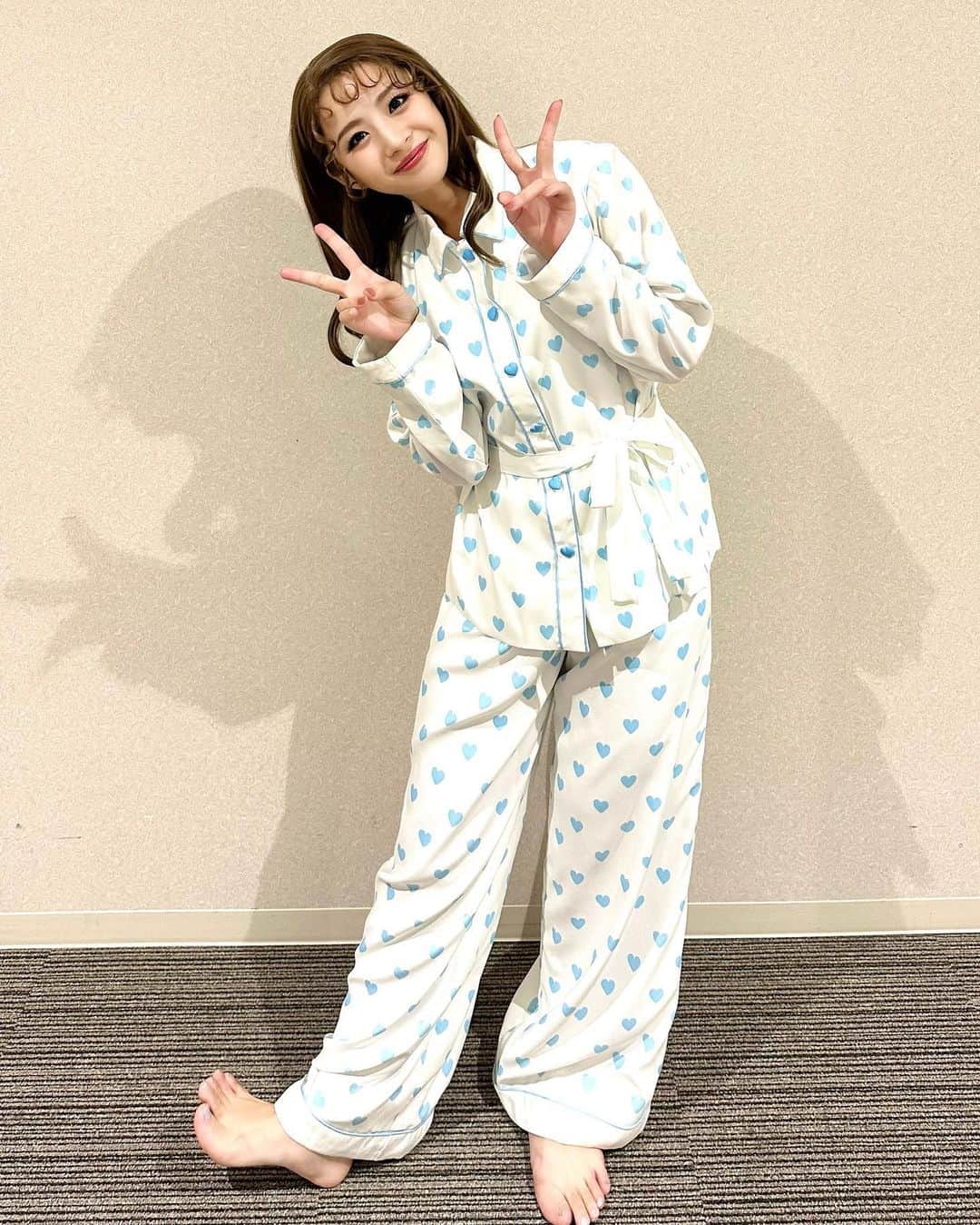 のインスタグラム：「. She Loves Me 2023 全公演完走しました🏃‍♀️ ⁡ 最終地、御園座での大千穐楽は本当にたくさんの方に 見守られながら楽しく公演させていただいて 本当に本当に幸せな空間でした。 ⁡ 13年の時を経ての再演、この度ご縁をいただき アマリア・バラッシュという 大切な役に挑戦できたこと、私の財産となりました。 今回出会った大切な仲間たち、スタッフのみなさま そして応援してくださったお客様！ ⁡ 本当に本当にありがとうございました！！ ⁡ BIG LOVE🫶🏻🫶🏻 ↑よく @sae_3830 と言い合う言葉🥴 . #shelovesme #アマリア #お気に入りパジャマ #🩵🩵🩵」
