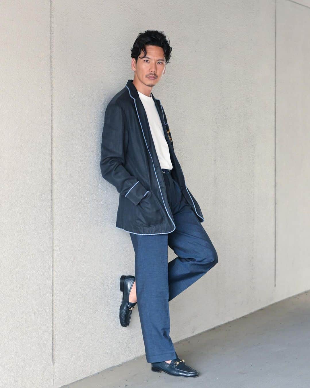 Shuhei Nishiguchiさんのインスタグラム写真 - (Shuhei NishiguchiInstagram)「"Relaxing Blazer Look"◀︎◀︎◀︎8pics リラックスしたブレザースタイル。 足し引きゼロが心地いい。  【ITEM】 Blazer： @poloralphlauren  T-shirt： @beams_f  Trousers： @bernardzins  Shoes： @gucci 80's Watch： @cartier 70's  #beamsf #mensstreetstyle #mensclothing #vintagefashion #vintagewatch #mensweardaily #spezzatura #outfitmen」6月10日 22時31分 - shuhei_nishiguchi
