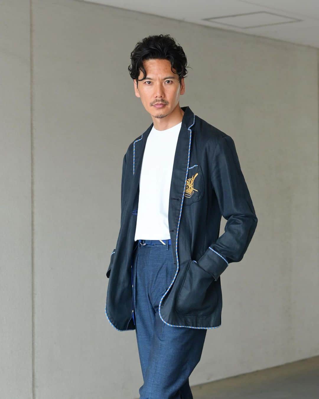 Shuhei Nishiguchiのインスタグラム：「"Relaxing Blazer Look"◀︎◀︎◀︎8pics リラックスしたブレザースタイル。 足し引きゼロが心地いい。  【ITEM】 Blazer： @poloralphlauren  T-shirt： @beams_f  Trousers： @bernardzins  Shoes： @gucci 80's Watch： @cartier 70's  #beamsf #mensstreetstyle #mensclothing #vintagefashion #vintagewatch #mensweardaily #spezzatura #outfitmen」