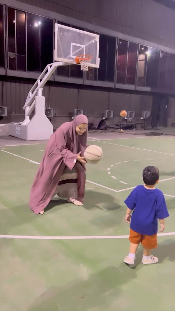 Zaskia Sungkarのインスタグラム：「Ini malam mingguku , Mendadak main basket kempes dengan outfit ke mall😅 jadi kangen SMP   MasyaAllah Tabarakallah」