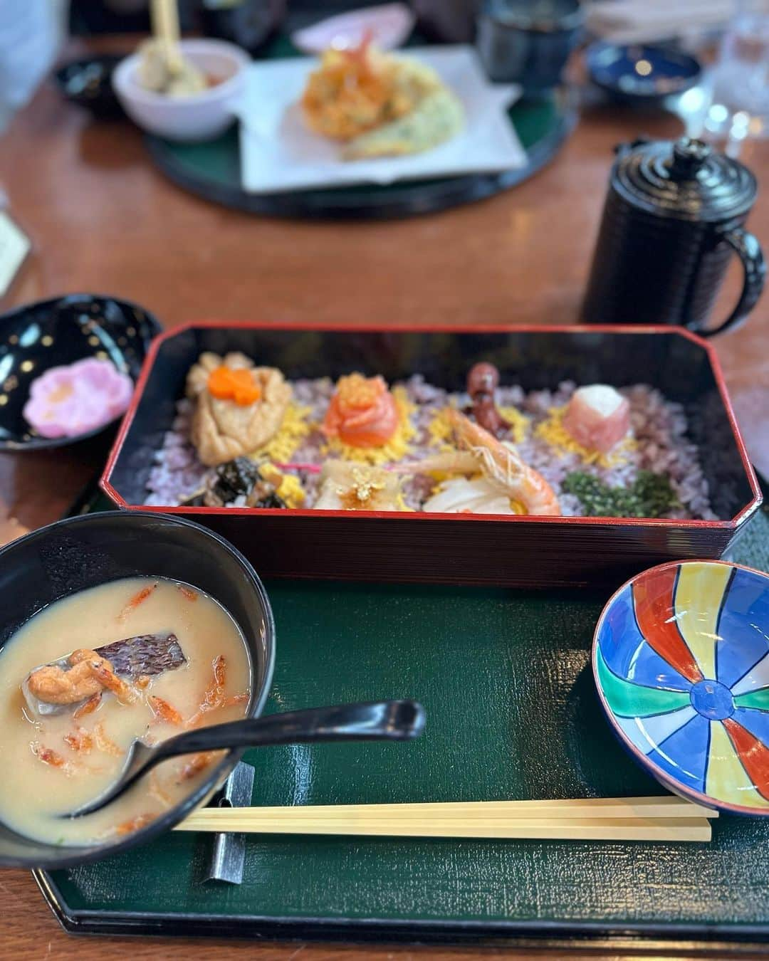 鈴木詩織さんのインスタグラム写真 - (鈴木詩織Instagram)「毎年恒例になっている母とのディズニーシー🐳🤍  今回は新しくなったビリーヴのショーを観るのが目的✨ 雨が降ってきたのでやるのか不安でしたが、無事やってくれました😭🤍✨  本当に感動したので帰宅後すぐオットに共有🫡 ジャンボリミッキーやBBBも観れて大満足な一日でした💗  ディズニーにはスニーカーがマストなので、 @chacott_balance のバレエスキニーに @meri.onlinestore とコラボしたブラウスを着たよ🫶🏻  ⁡  #shiorin_styling#meri#chacottbalance#chacott#newbalance#ミリコのミリ活#チャコット#ニューバランス」6月11日 20時00分 - shiorin0802suzuki