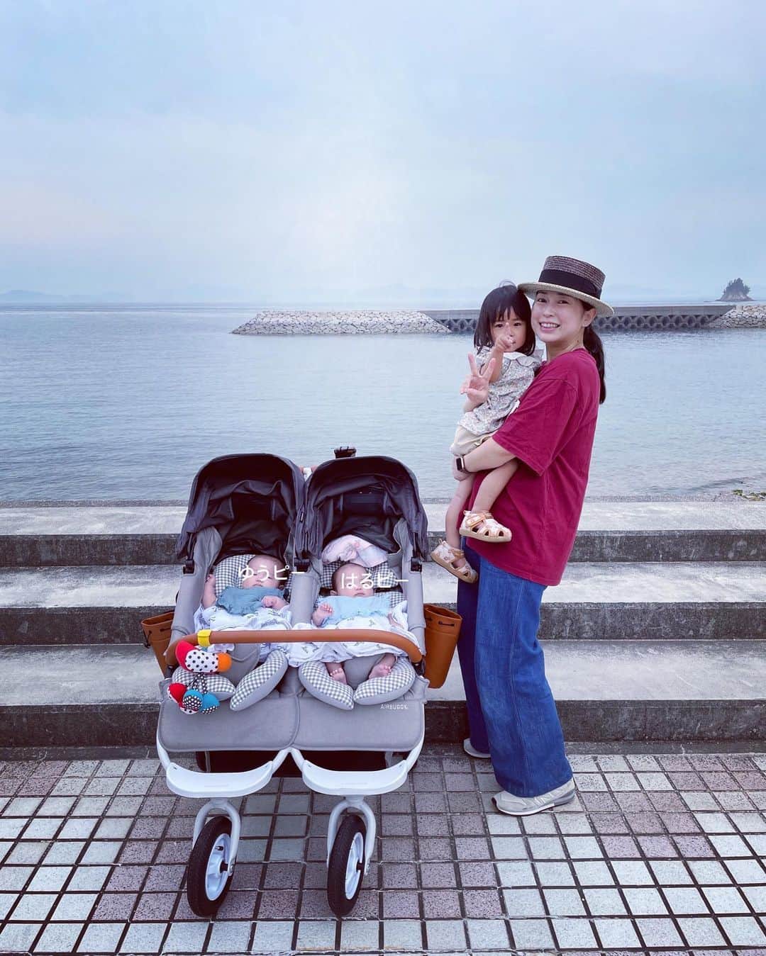 美甘子のインスタグラム：「故郷、愛媛県今治市大三島へ里帰りしました。ゆうピーはるピー初めての海。双子ベビーカーで散歩をしていると、たくさんの島の人達に声をかけられて、赤ちゃん可愛がってもらっています☺️ありがたい☺️ 2歳の姪っ子も大きくなってたくさんおしゃべりができるようになっていてびっくり。一緒に海まで散歩しました。秋口まで島でのんびり過ごす予定です☺️  #里帰り #大三島 #ゆうピーはるピー　 #双子 #双子のいる生活  #双子ママ #twinsbaby」