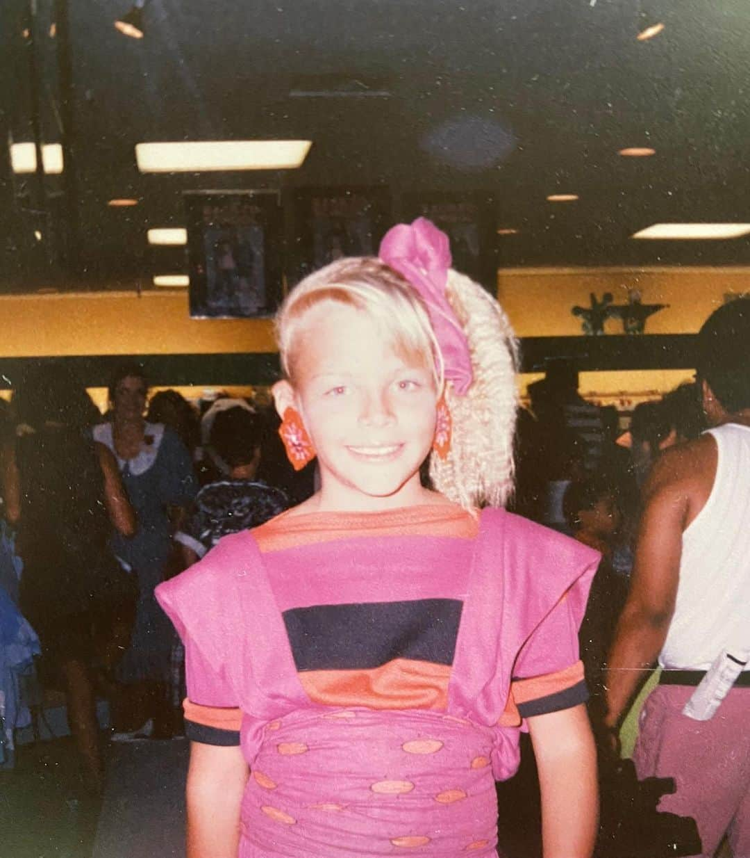 ビジー・フィリップスさんのインスタグラム写真 - (ビジー・フィリップスInstagram)「#tbt 1. this is me in a “fashion show” at the mall wearing UNITS - which were a brand of clothing in the late 80s that were just like oversized and oddly shaped clothes meant to be worn in different ways and combos? But i could never get it to look cute at home the way the sales ladies at Dillards could. ANYWAY, @emilybbb texted me earlier this week(2.) and then i just found this picture. Also i remember my mom saying UNITS were “too expensive for what they are” but she caved and bought this outfit for me after the fashion show(department stores were so smart back then!) and no joke, i don’t think i ever wore it again. 😬😬😬 AS A MOM NOW, i can ONLY IMAGINE how annoying that was to her.😂😂😂 SORRY MOM!❤️」6月10日 22時38分 - busyphilipps