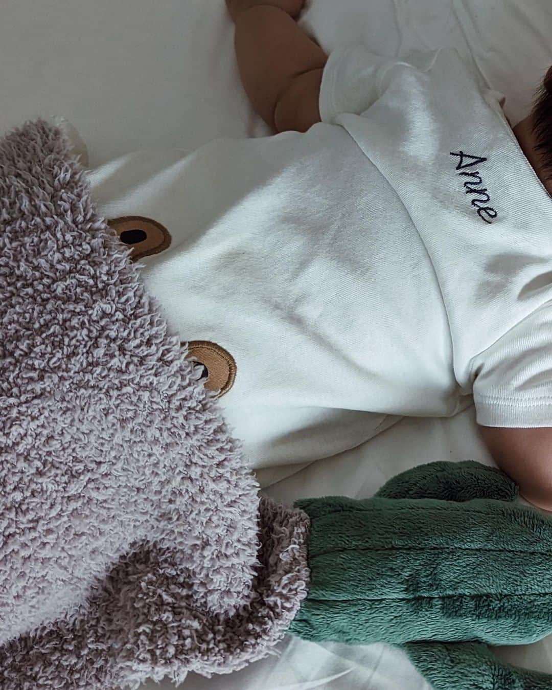 上野智子さんのインスタグラム写真 - (上野智子Instagram)「🐻💓 今日で生まれて4ヶ月。 あっという間だなあ。時間の尊さを教えてくれる娘です。  刺繍も可愛い @gap_jp baby👶  #4monthsold #babygirl #gapbaby #4か月ベビー #ベビー服 #ママと娘 #あかちゃんのいる暮らし #ママライフ」6月10日 22時38分 - tomokoueno