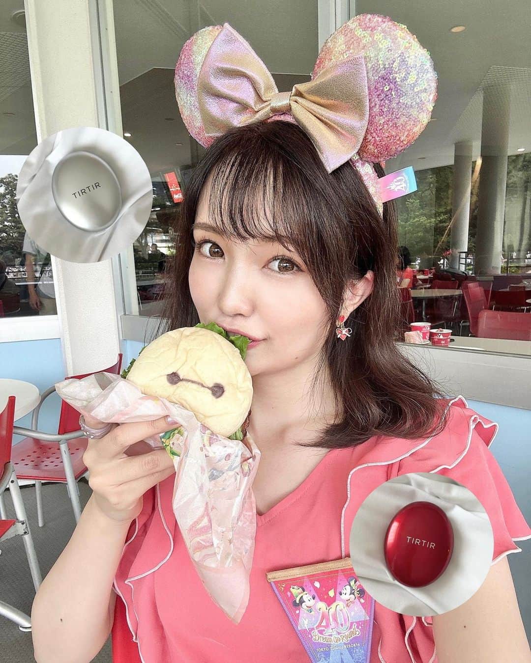 のインスタグラム：「❤️TIRTIRクッションファンデ🤍 ⁡ ベイマックスバーガー、がぶっ💕😋 ⁡ ディズニーでも、お仕事の時でも 最近使ってるのは @tirtir_jp_official の クッションファンデ✨ マスクフィットオーラクッション✨ ⁡ 使ってる子も多いよねー！鉄板コスメ❤️ わたしもこれかなり好き❤️🥰 ⁡ マスクフィットレッドクッションも使ってみたからレポ♬ これ、カラーはどっちも17C💓 同じ色味なのにちょっと違って見えるよね！😳✨ ⁡ マスクフィットレッドクッション(赤)は、 カバー力高くてちょっとマットめな仕上がり♡ マスクフィットオーラクッション(銀)は、 素肌っぽいしっとりツヤ肌に♡ ⁡ わたしは保湿力も高くて水光肌になる オーラクッションの方が好みだけど、 しっかりカバーしたい時にはレッドクッションだなぁ💕 使い分けられるのいい♬👍 ⁡ 神ファンデって言われてるの納得のアイテム❤️😉 ⁡ ⁡ #TIRTIR #ティルティル #マスクフィットレッドクッション #マスクフィットオーラクッション #マスクフィット #マスクフィットシリーズ #水光肌 #最強ベース #スキンフィットツヤクッション #最強クッションファンデ #カバー #tツヤ #ツヤ肌 #tirtirクッションファンデ #韓国コスメ #韓国コスメレビュー #艶肌 #ディズニーランド #東京ディズニーランド #東京ディズニーリゾート #tokyodisneyresort #tokyodisneyland #東京ディズニーランド40周年 #ディズニー40周年 #東京ディズニーリゾート40周年 #ディズニーランド40周年 #ディズニーフード #ディズニーグルメ #ベイマックスバーガー」