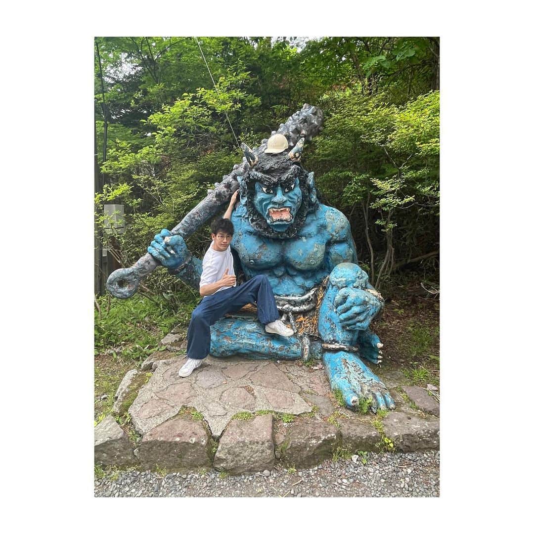 吉田健悟さんのインスタグラム写真 - (吉田健悟Instagram)「熊と鬼の住む町、登別。 　 　 道路をぶち抜く芽、パンを咥えて去る狐（右の狐は２日目に見かけたんだけど、多分同じ奴よね？） 熊をしばく親子、圧倒的な自然、俺のノーコンな投げっぷり。極楽な温泉。全てが規格外。人間、結局前へ進むしかないのだなぁ。 　 　 クマ牧場への道程をGoogleマップ先生のナビ通りに進んでたら行き止まり。 光栄なことに「大ポンコツ添乗員」の称号を母から授かりました。閻魔さま、網走にぶち込んでええですか？ 　 　 「ヒトのオリ」を見つけた瞬間、我ら親子は被り気味に言い合いました。 　 　 「アンタ入りんさい！」 　  つづく 　  #北海道」6月10日 22時40分 - kennenperm